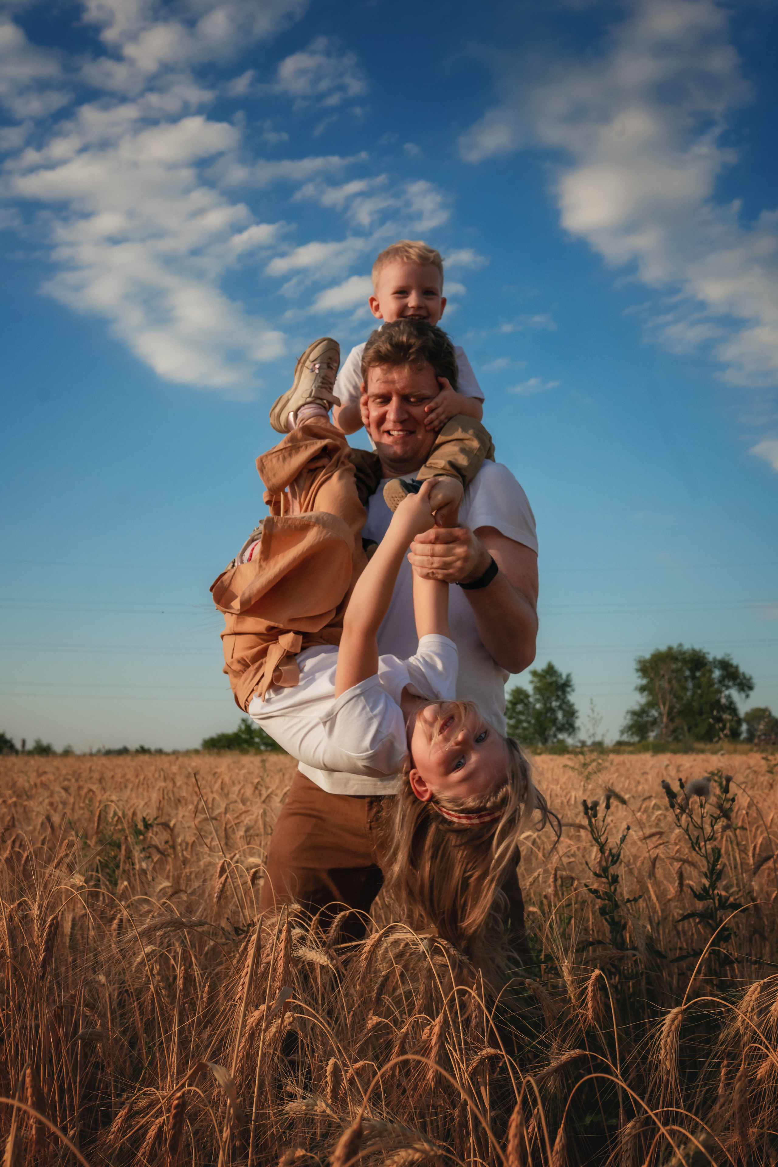 Миша, Настя, Полина и Леша в поле. Семейный фотограф в Алматы Анжелика Али Номан
