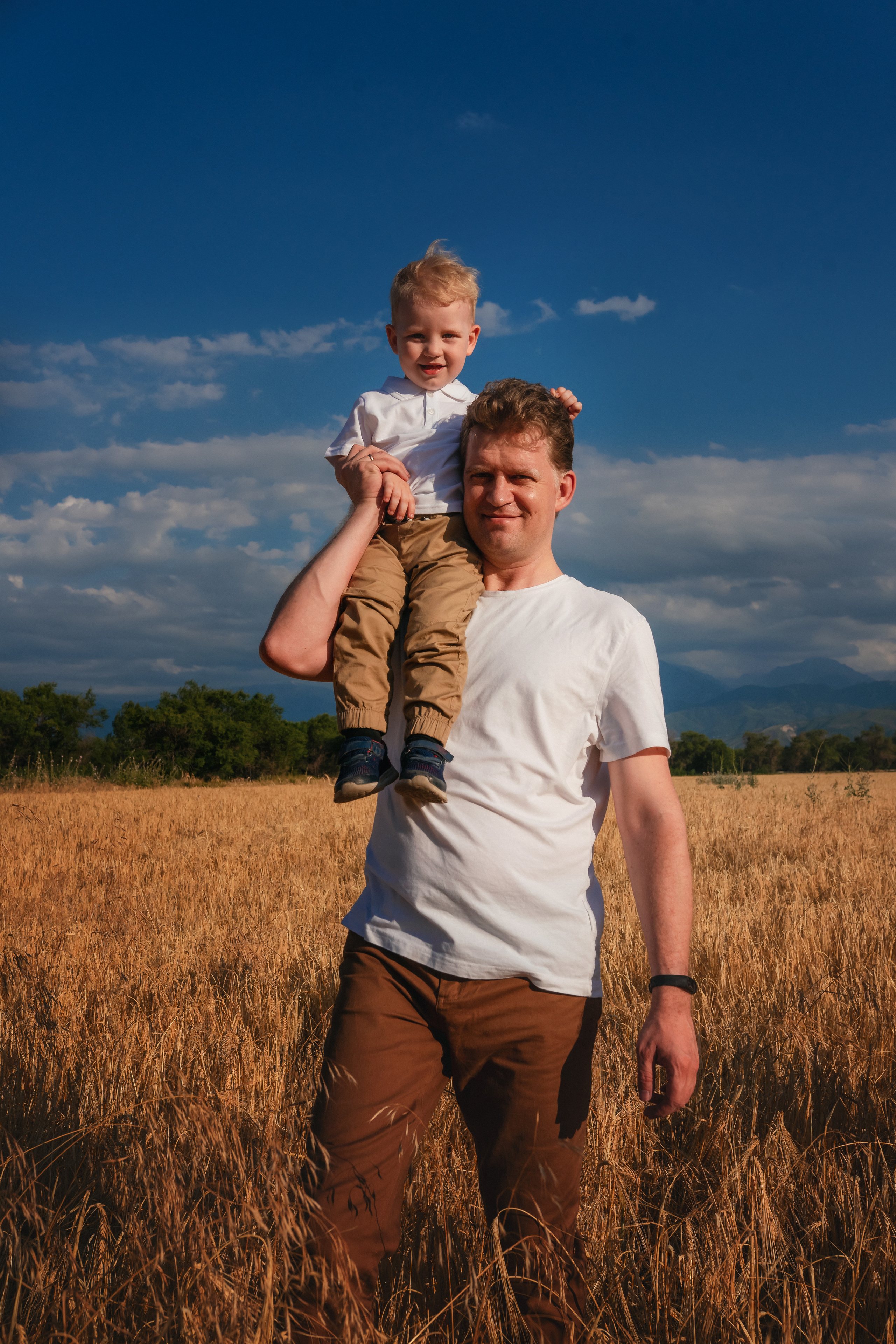 Миша, Настя, Полина и Леша в поле. Семейный фотограф в Алматы Анжелика Али Номан