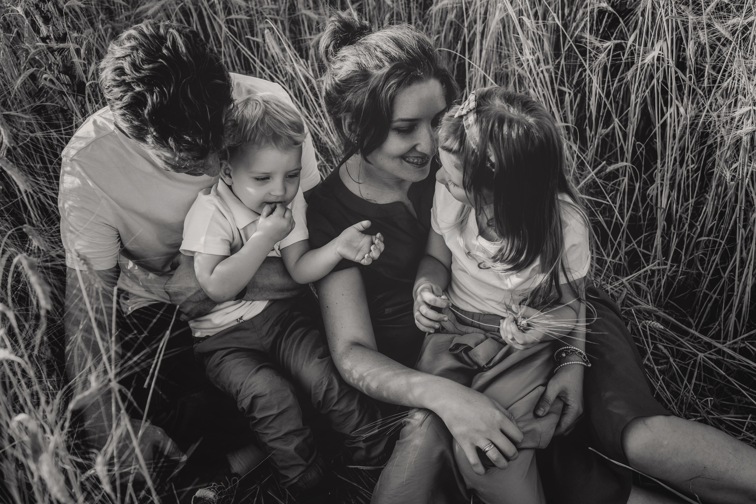 Миша, Настя, Полина и Леша в поле. Семейный фотограф в Алматы Анжелика Али Номан