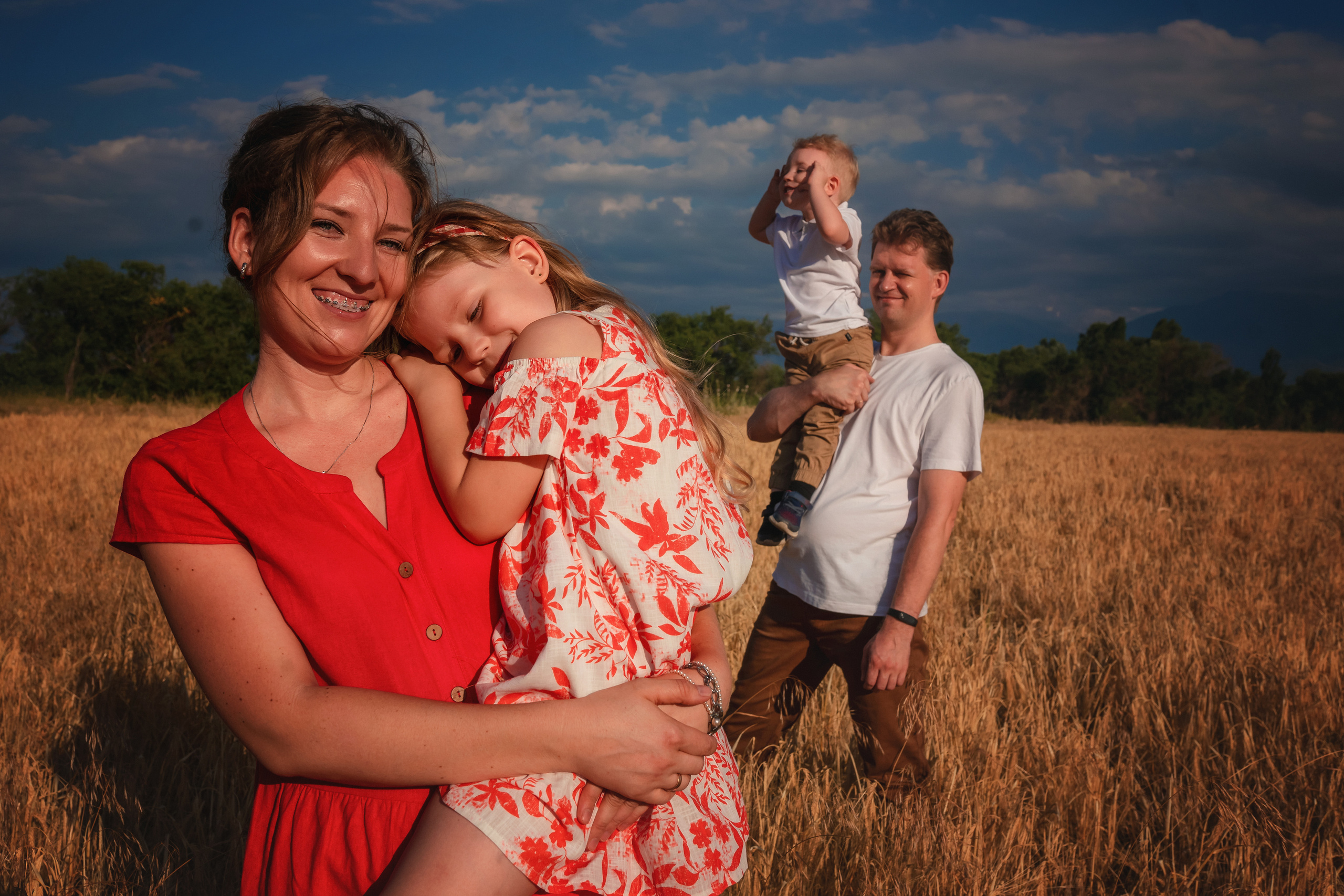 Миша, Настя, Полина и Леша в поле. Семейный фотограф в Алматы Анжелика Али Номан