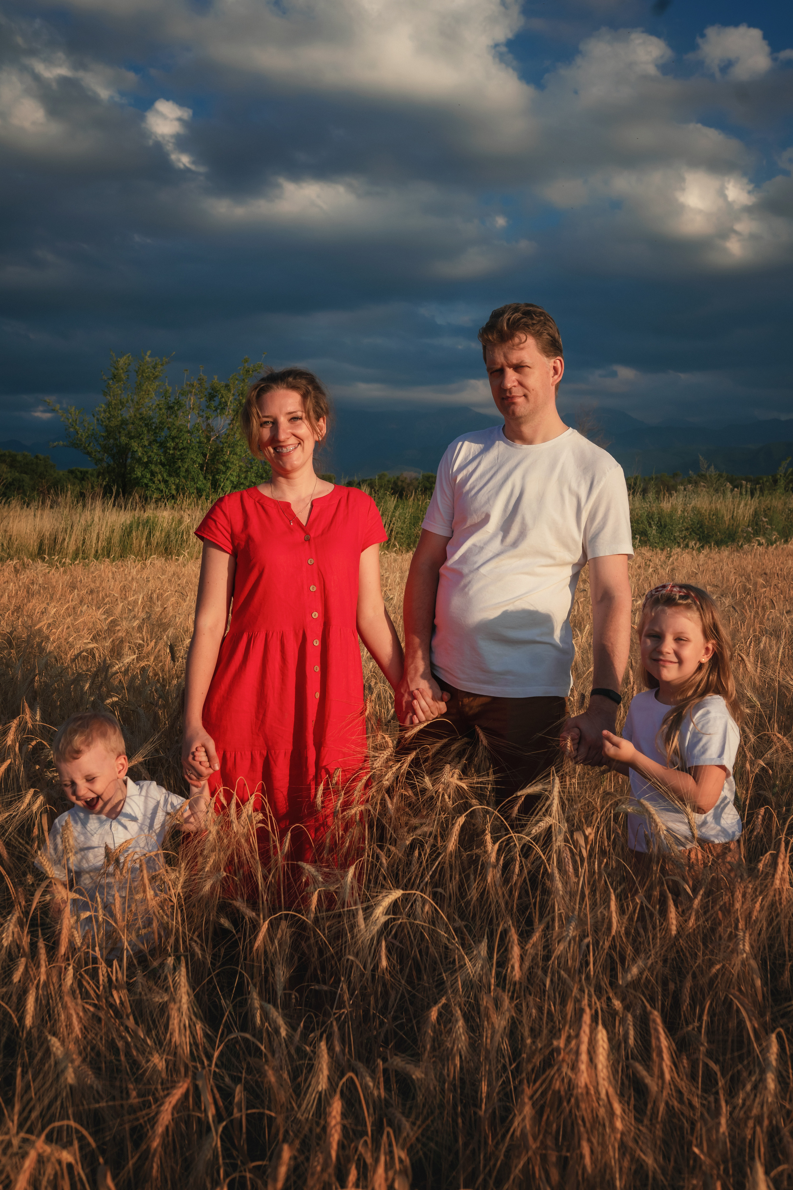 Миша, Настя, Полина и Леша в поле. Семейный фотограф в Алматы Анжелика Али Номан
