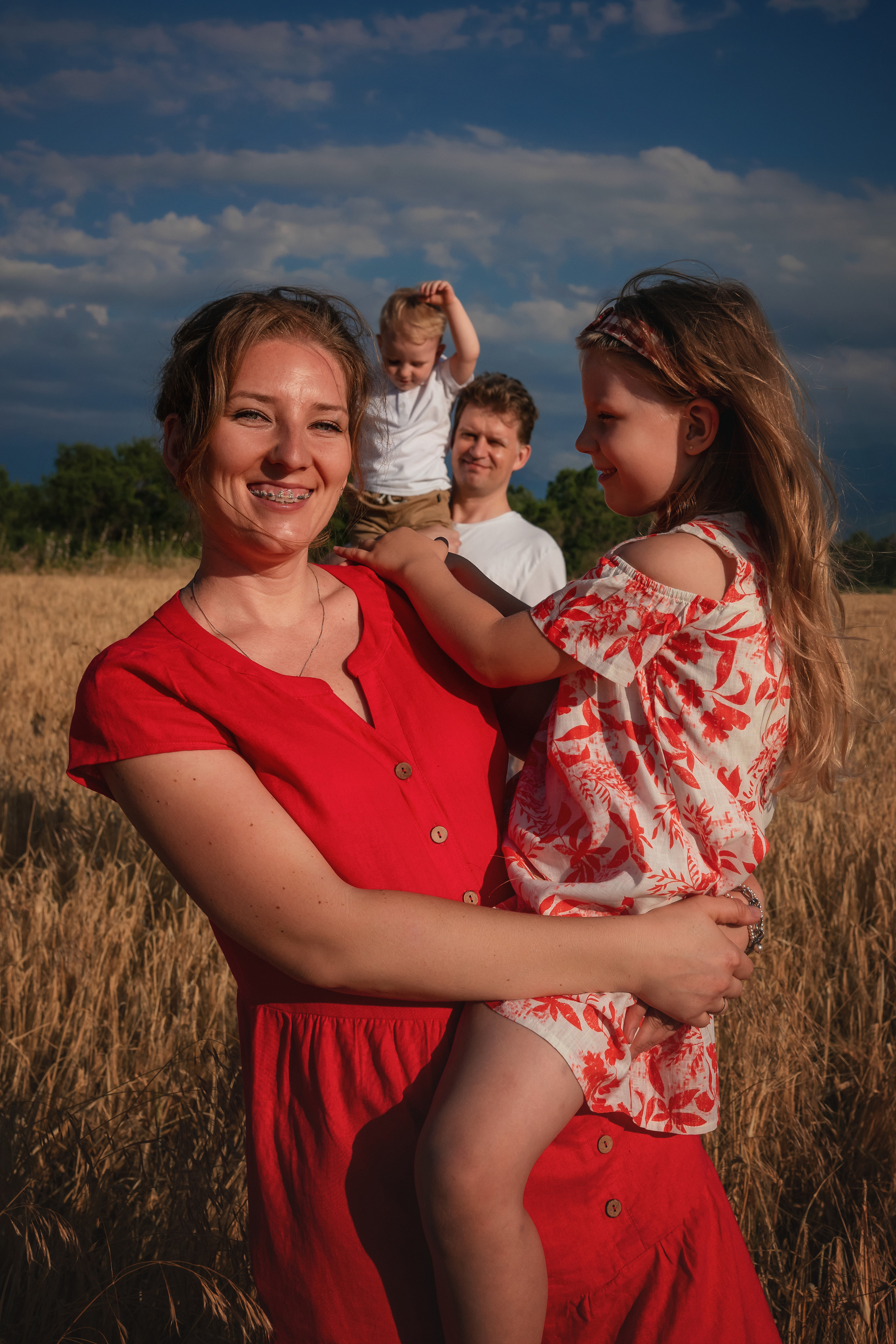 Миша, Настя, Полина и Леша в поле. Семейный фотограф в Алматы Анжелика Али Номан
