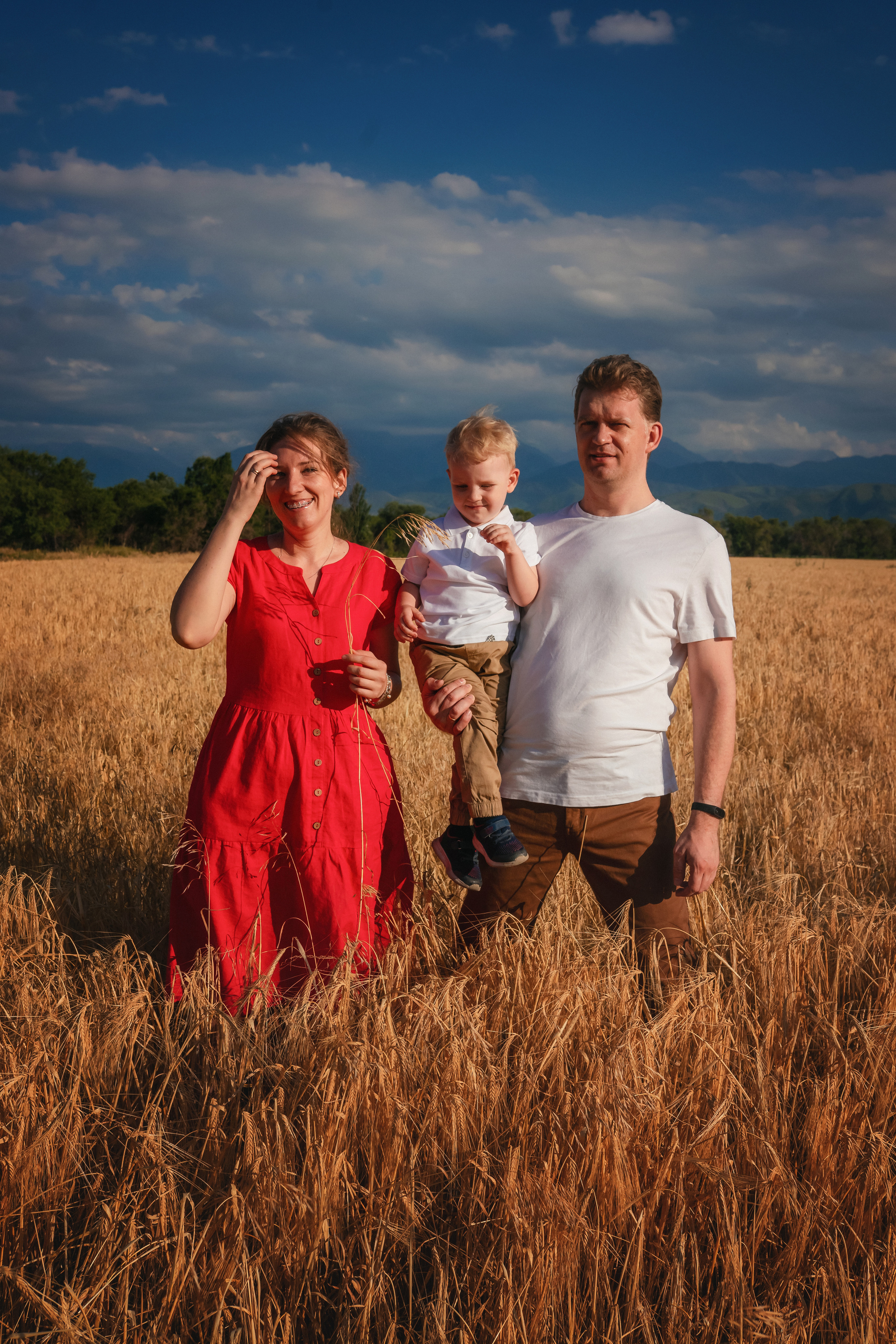 Миша, Настя, Полина и Леша в поле. Семейный фотограф в Алматы Анжелика Али Номан