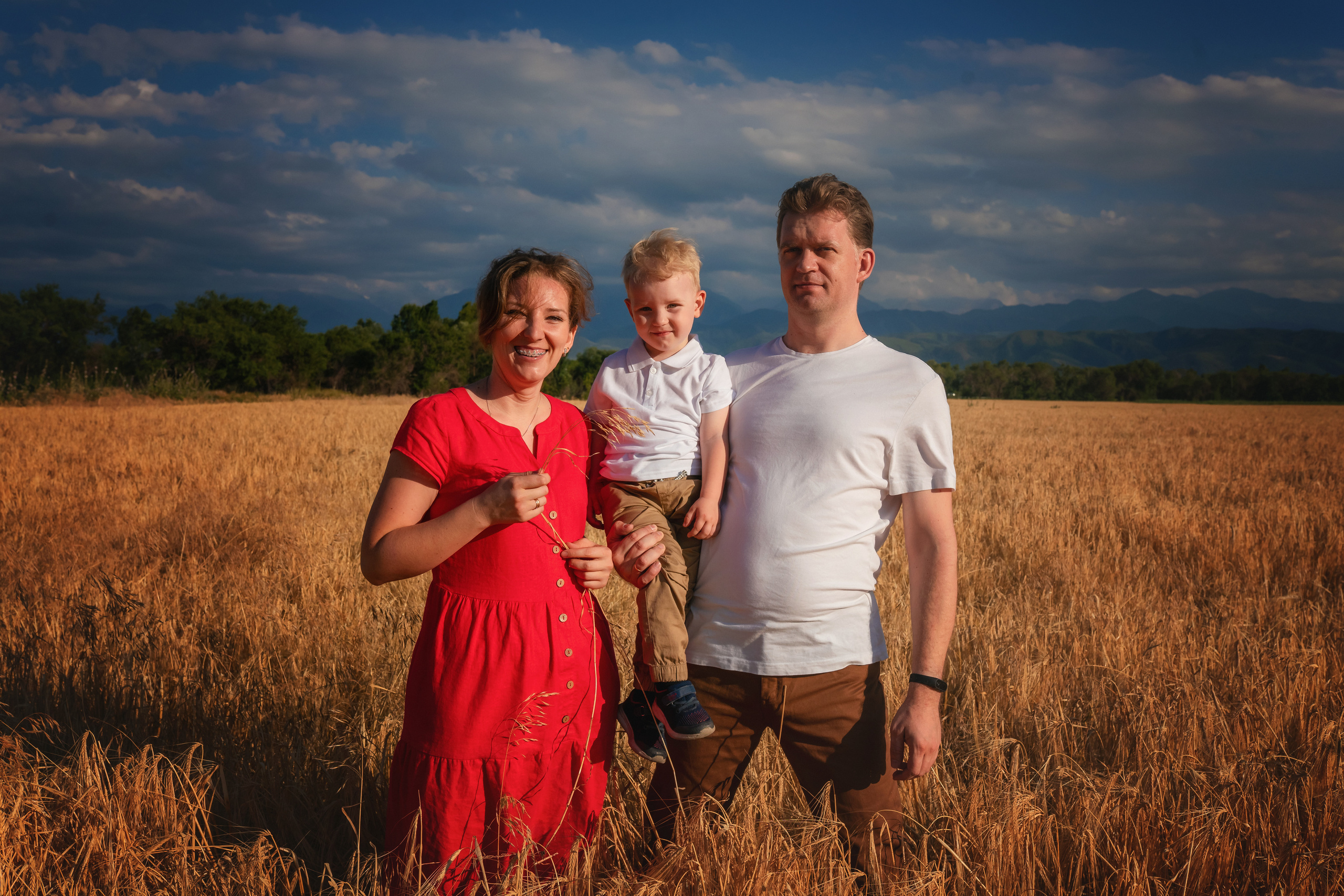 Миша, Настя, Полина и Леша в поле. Семейный фотограф в Алматы Анжелика Али Номан