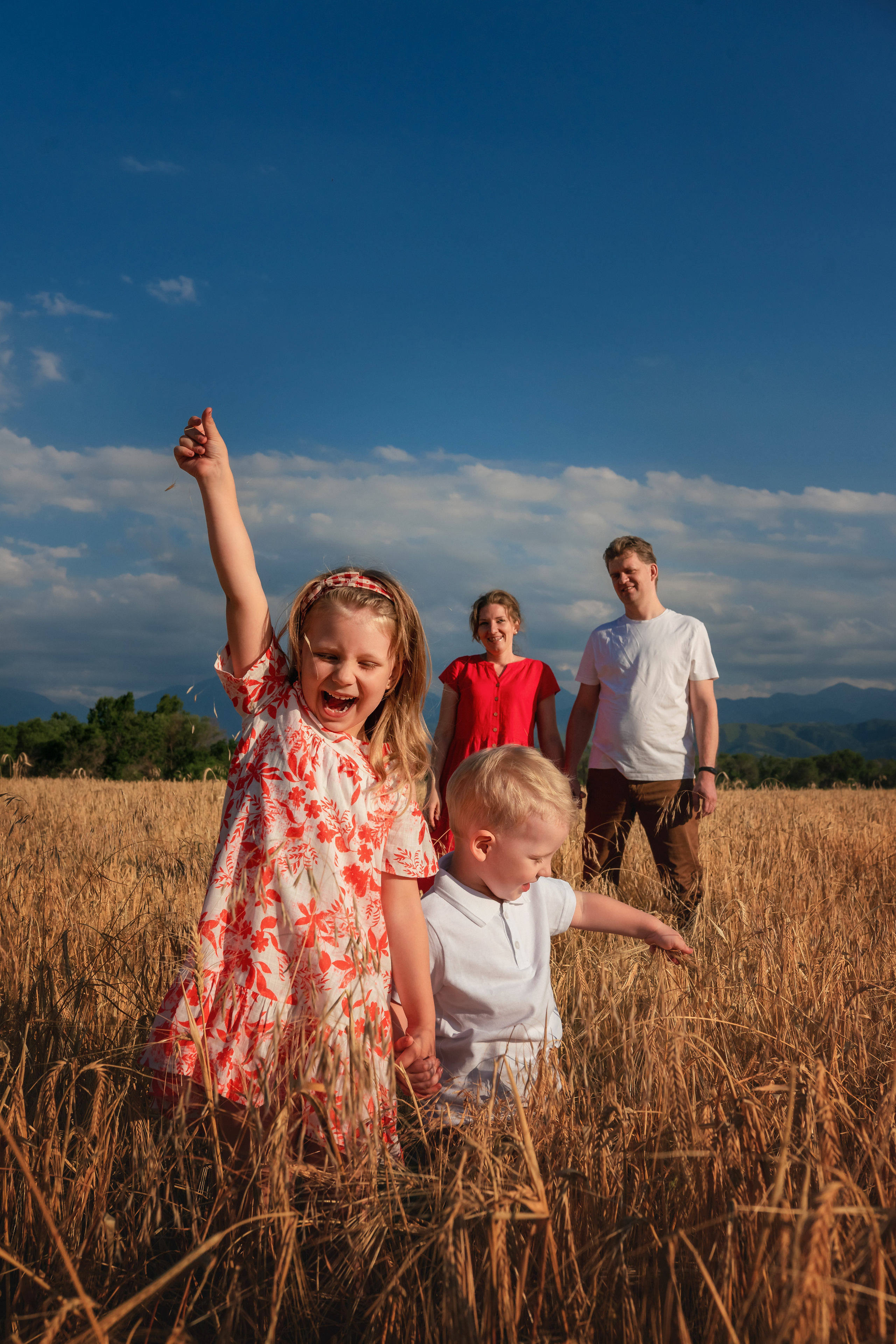 Миша, Настя, Полина и Леша в поле. Семейный фотограф в Алматы Анжелика Али Номан