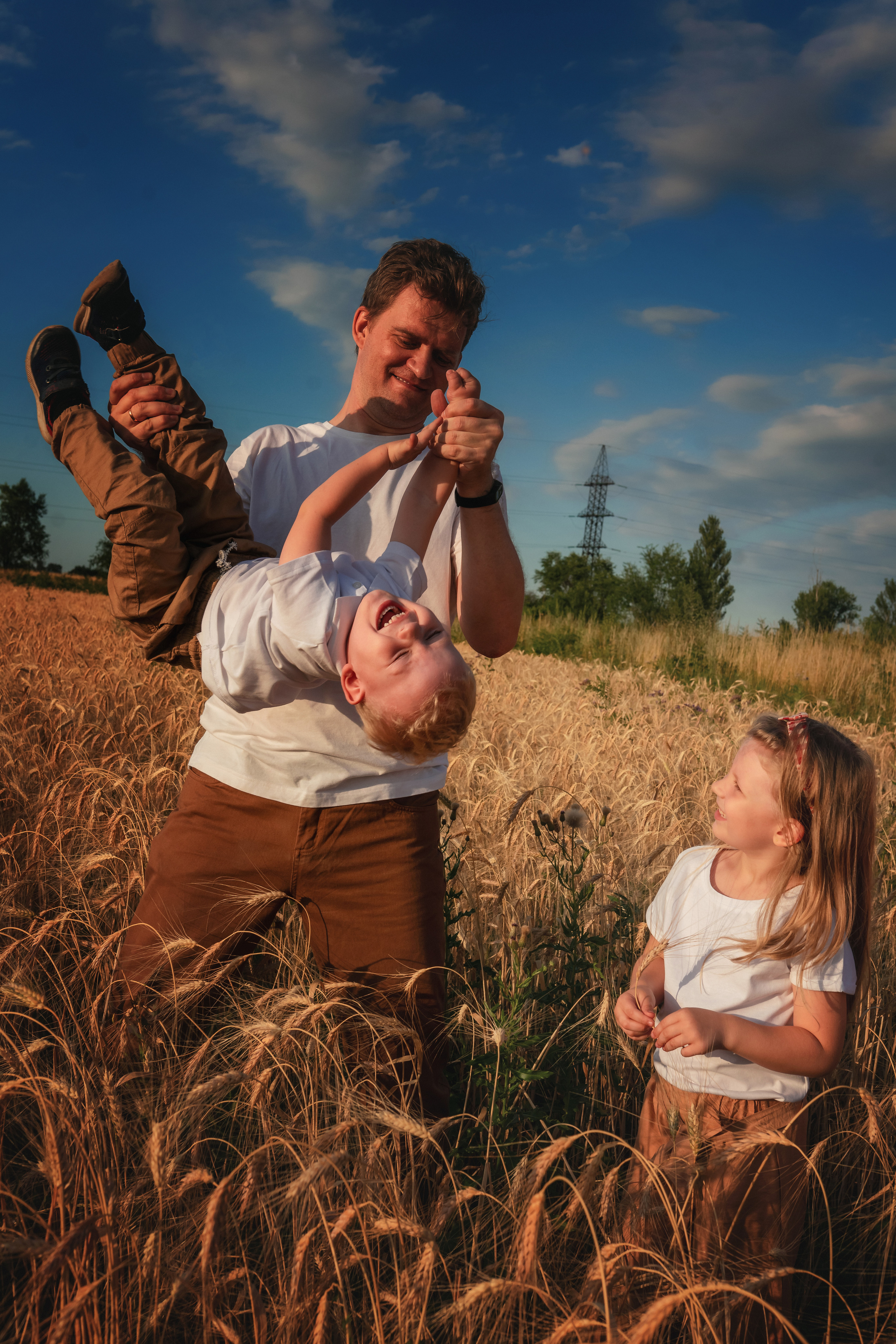 Миша, Настя, Полина и Леша в поле. Семейный фотограф в Алматы Анжелика Али Номан
