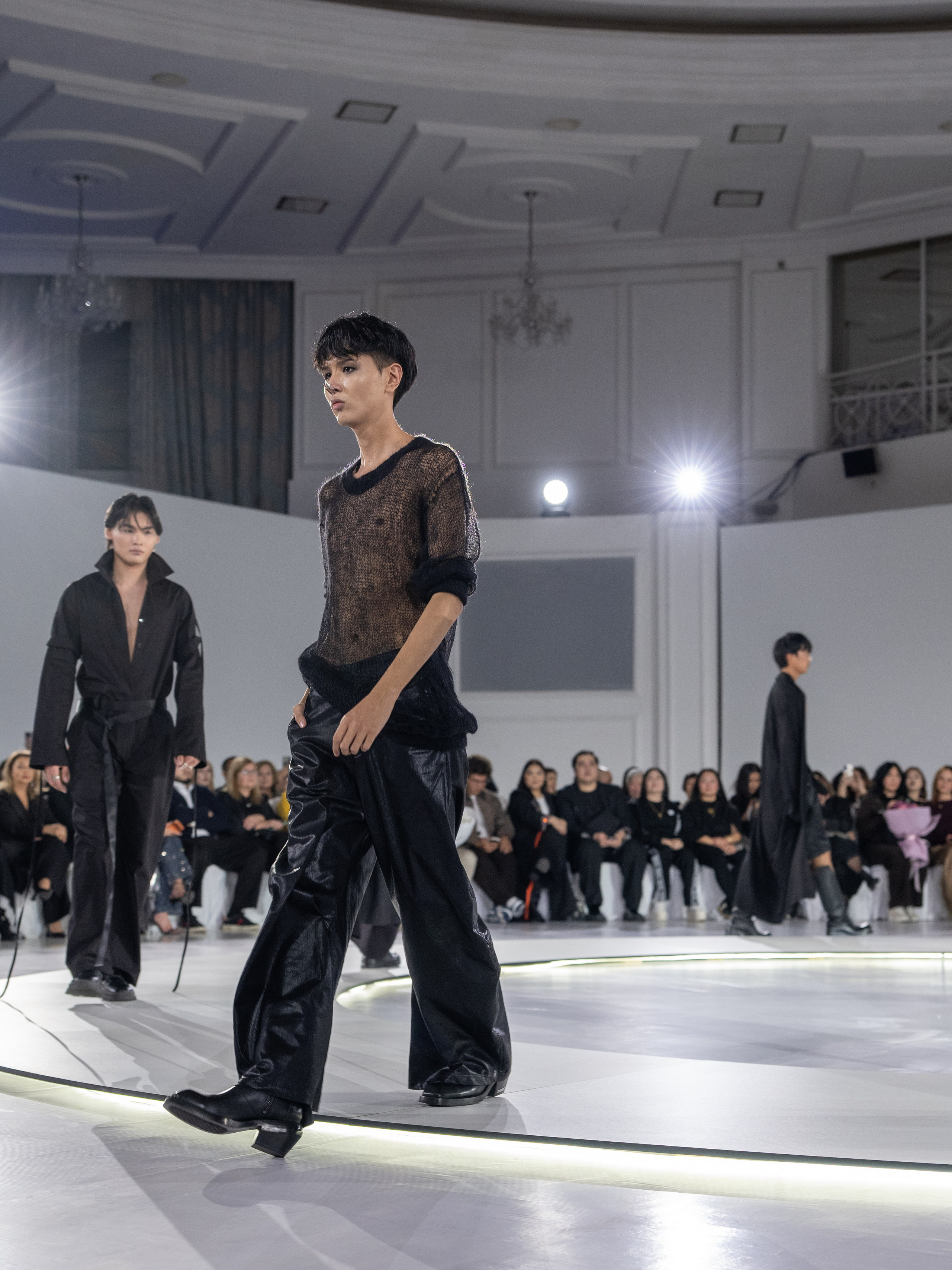 Дизайн DVALI. Сайт Алматинского НЮ АРТ, будуар и фэшн фотографа Дениса Карпенко