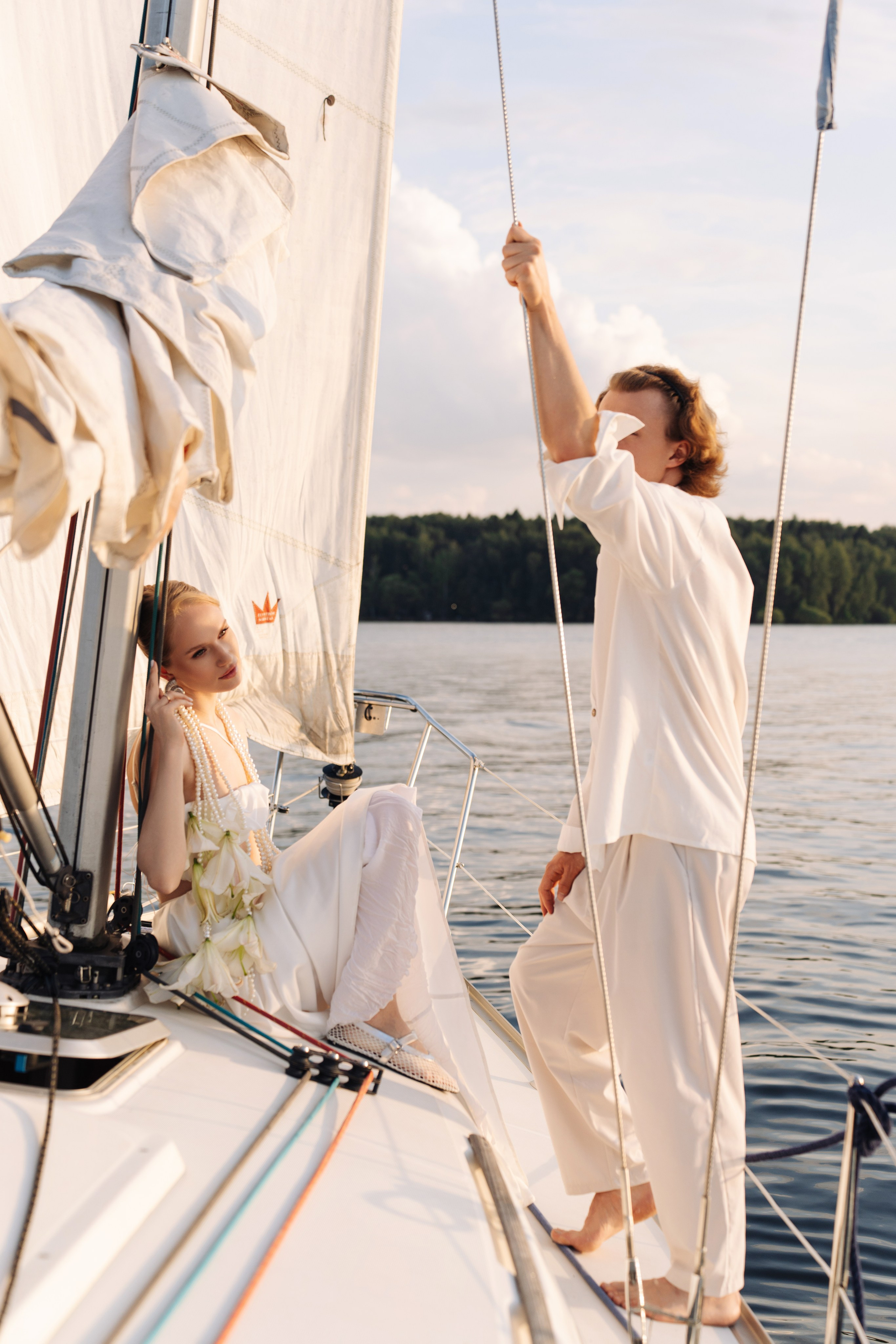 Свадебная фотосессия на яхте на закате (Пироговское водохранилище)