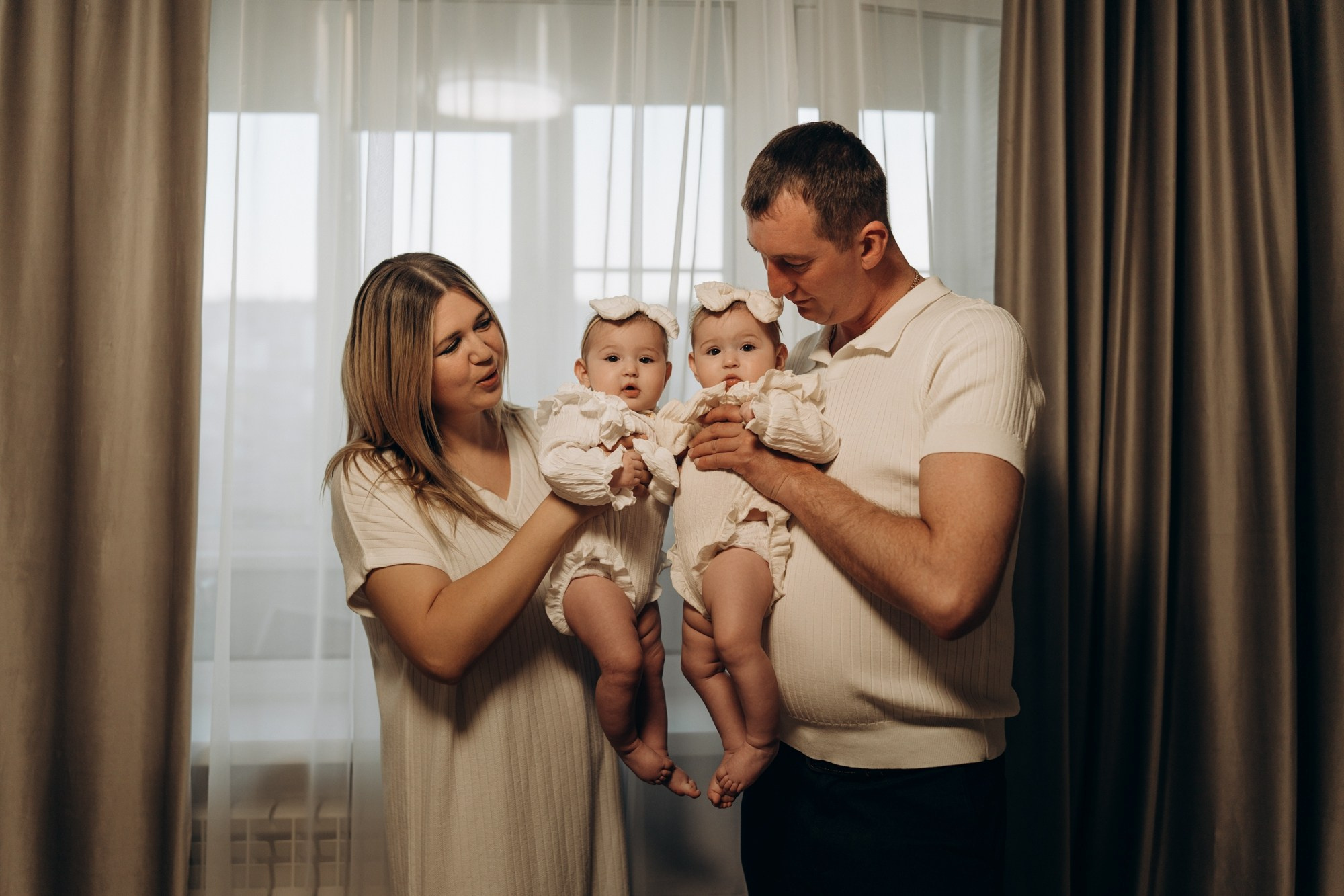 Семейная фотосессия с двойняшками в квартире. Свадебный и репортажный фотограф в Ярославле Евгений Сальников