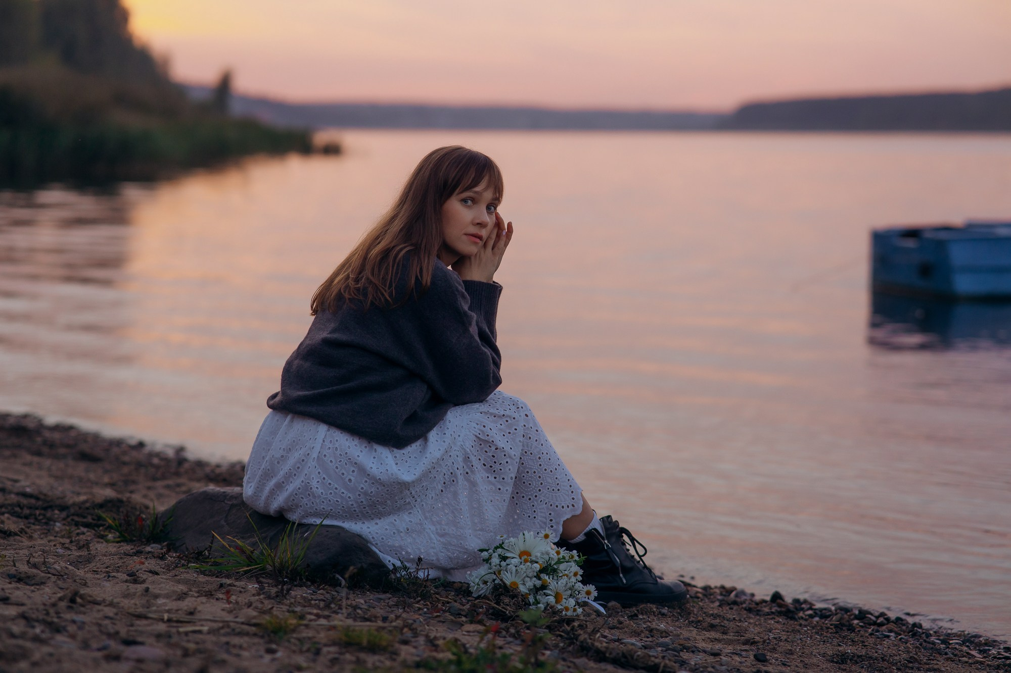 Индивидуальная летняя фотосессия на берегу реки. Свадебный и репортажный фотограф в Ярославле Евгений Сальников