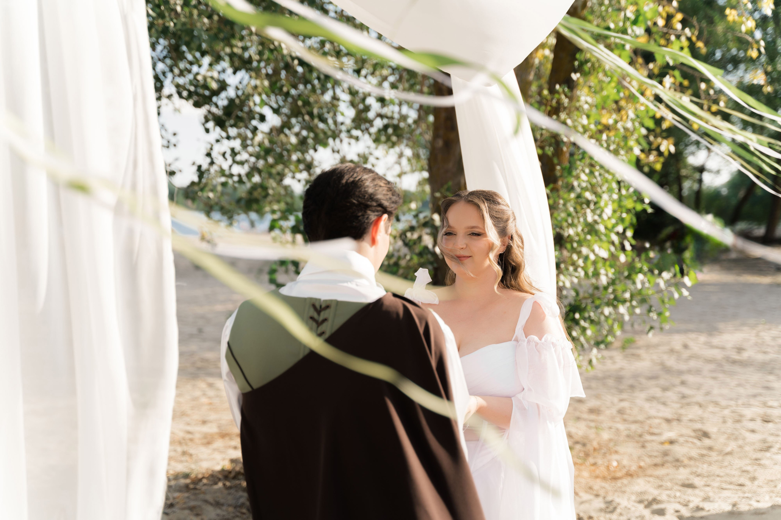 фотосессия  свадебной клятвы на выездной регистрации на берегу реки