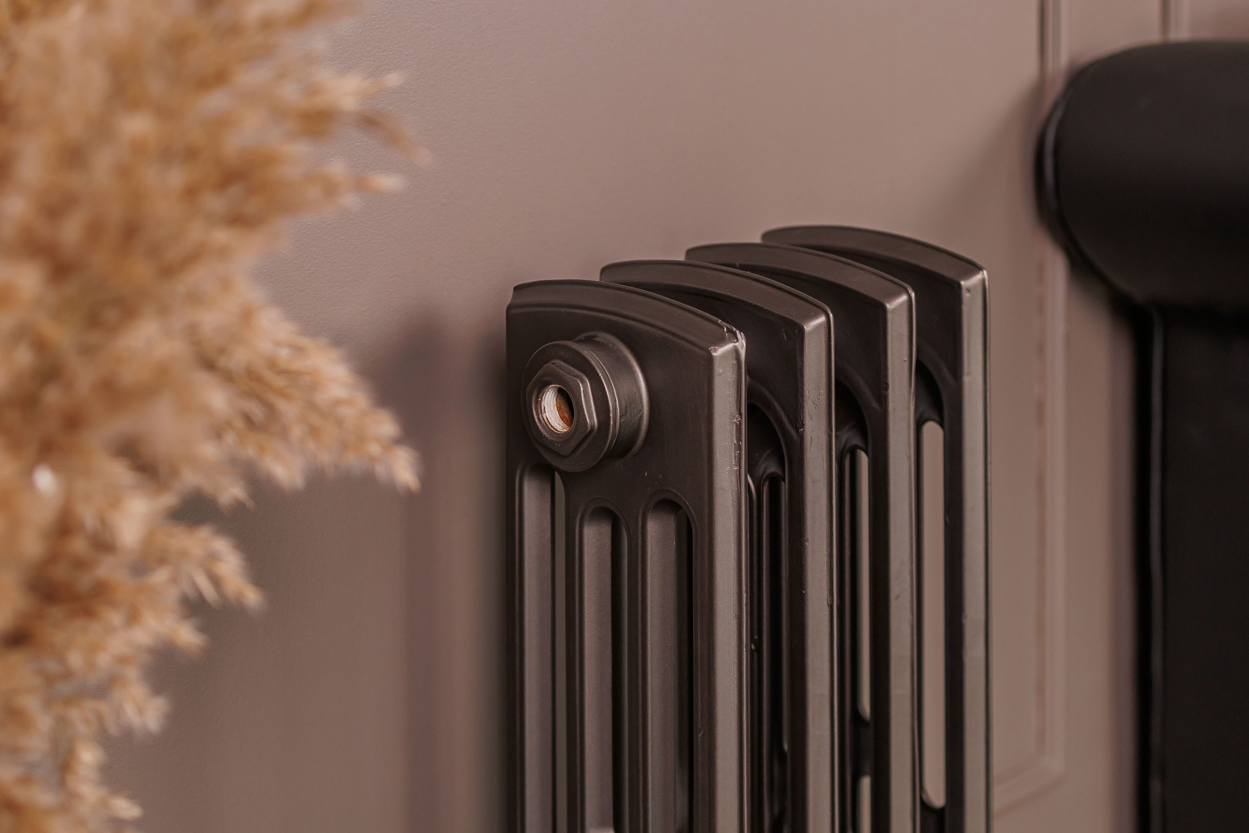 Предметные фотографии дизайнерских радиаторов отопления в стиле ретро