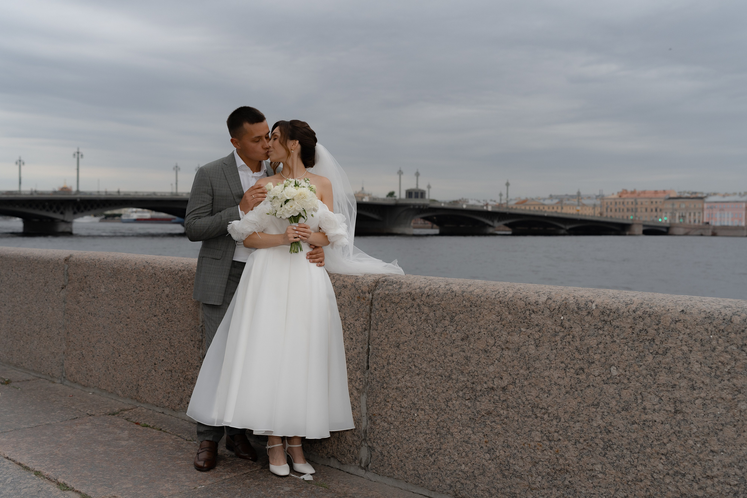 Фотосессия рядом с ЗАГСом