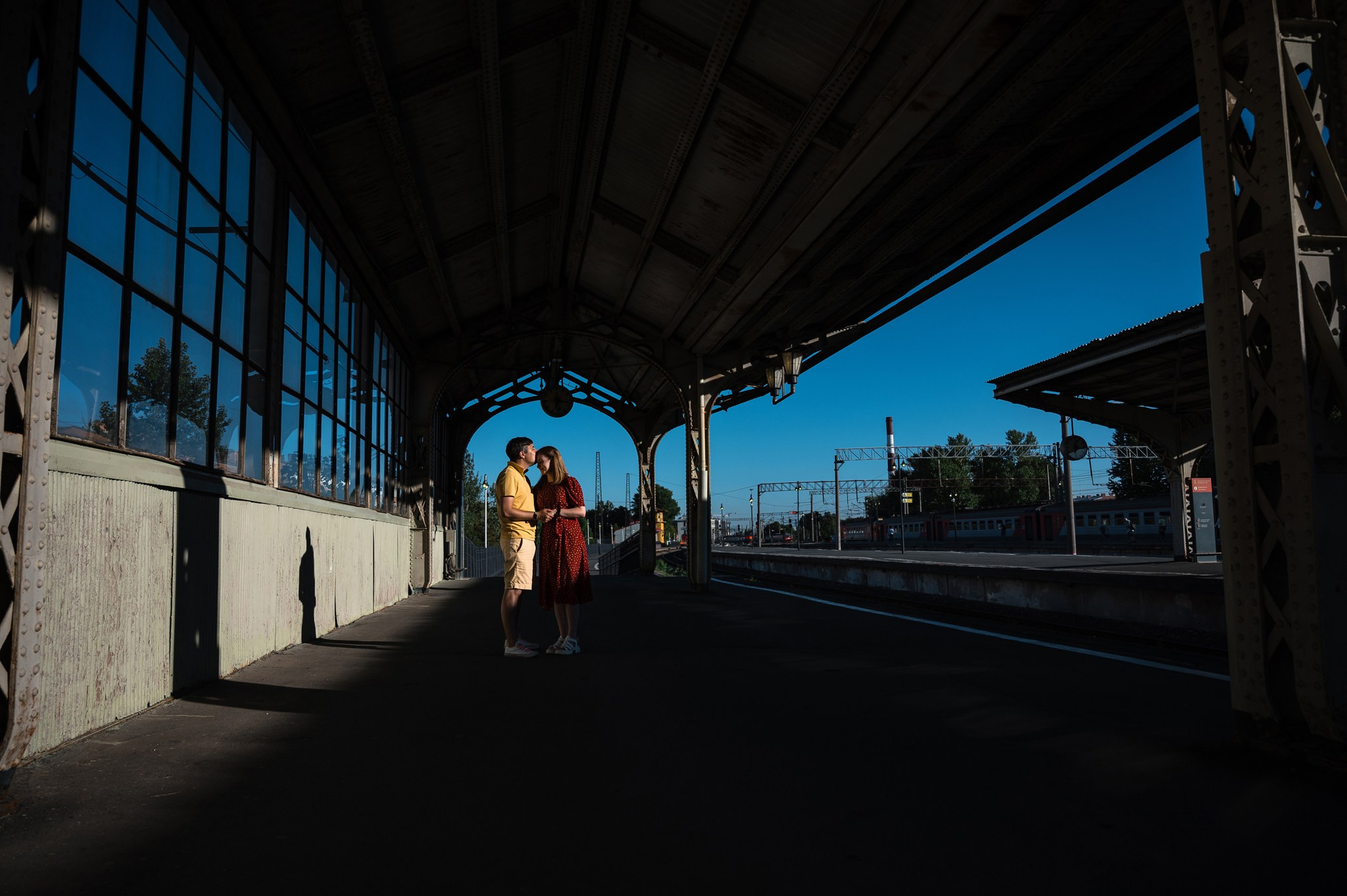 Пара на Витебском вокзале. Свадебный и семейный фотограф из Санкт-Петербурга Климов Анатолий