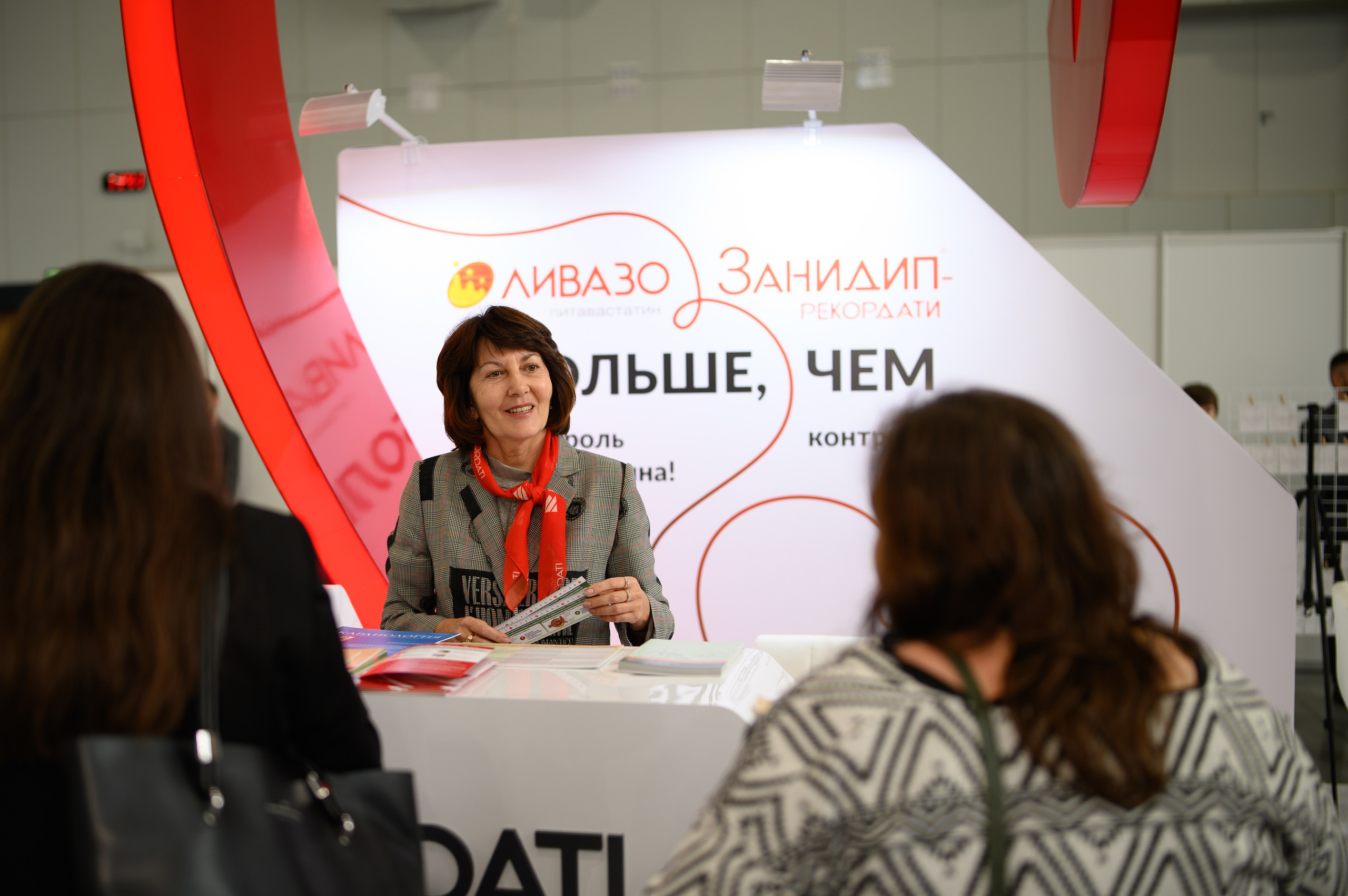 Участницы конгресса в фирменной одежде, профессиональный фотограф из Казани фиксирует детали и атмосферу форума