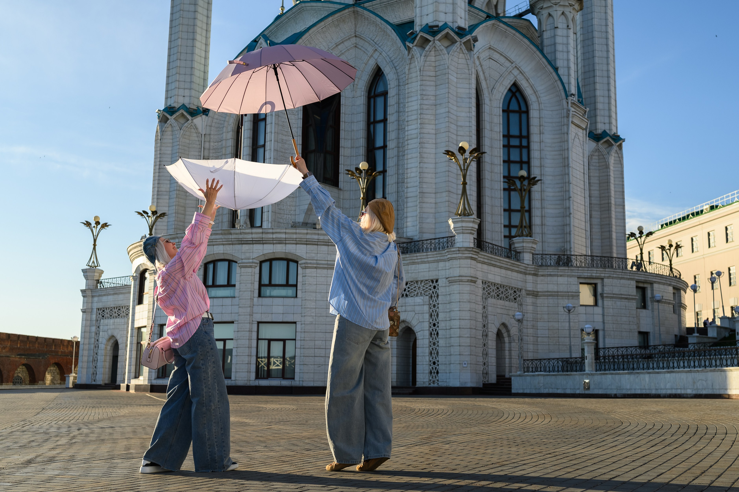 Туристическая прогулочная фотосессия сестер в Казанском кремле