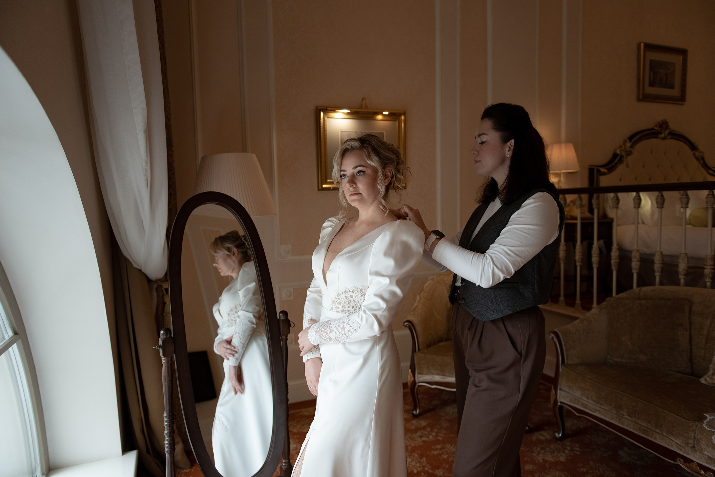 свадебная фотосессия в отеле Эрмитаж, сборы жениха и невесты в отеле Эрмитаж