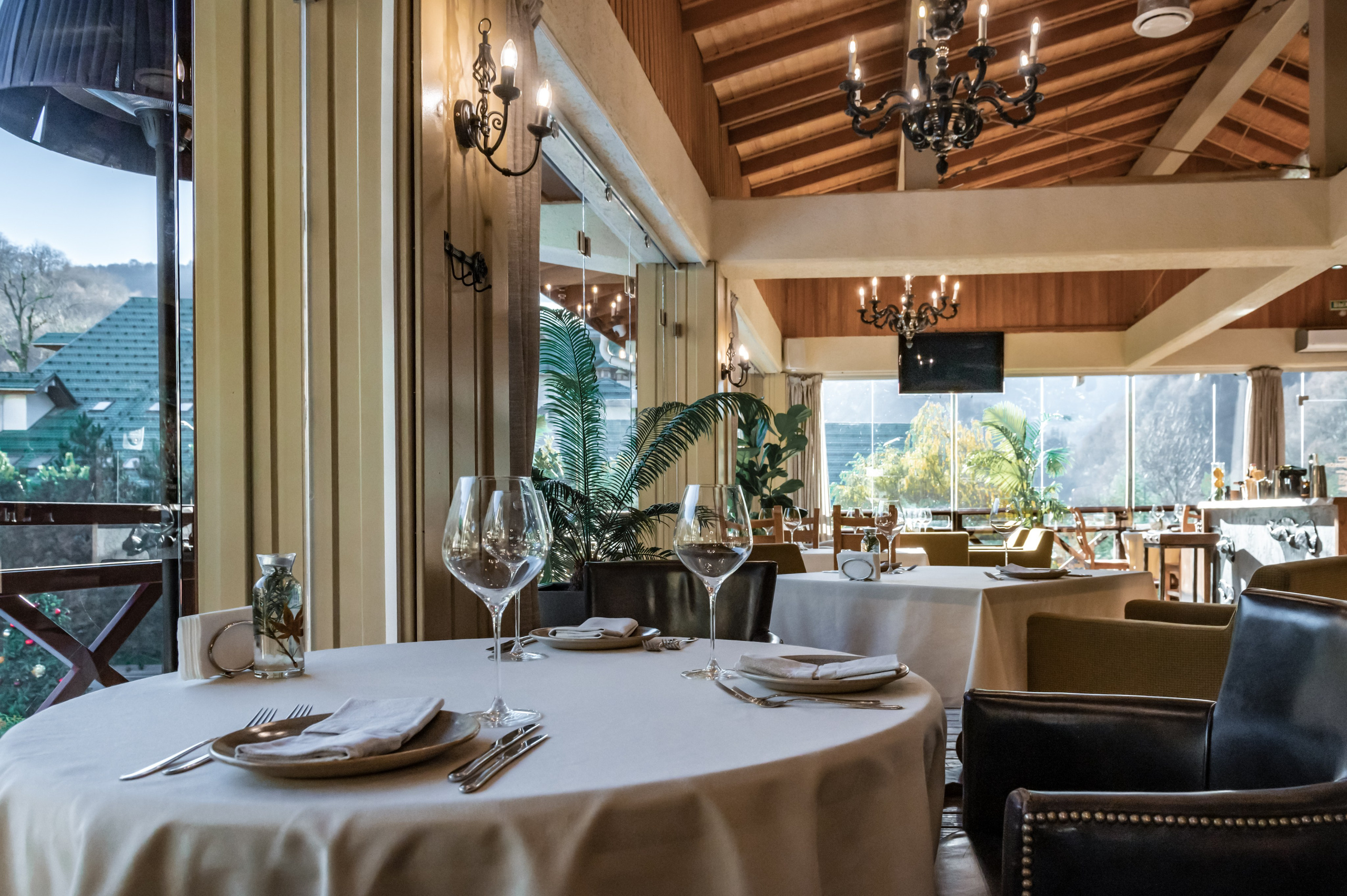 Ресторан «Черная Лисичка» на курорте Газпром Поляна. Репортажный фотограф в Красной Поляне и Сочи Павлюченко Екатерина