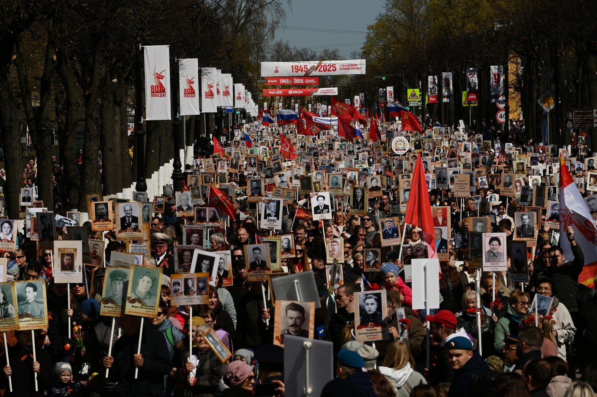 Шествие "Бессмертного полка" в Гатчине, Ленинградская область, 9 мая 2025 года.