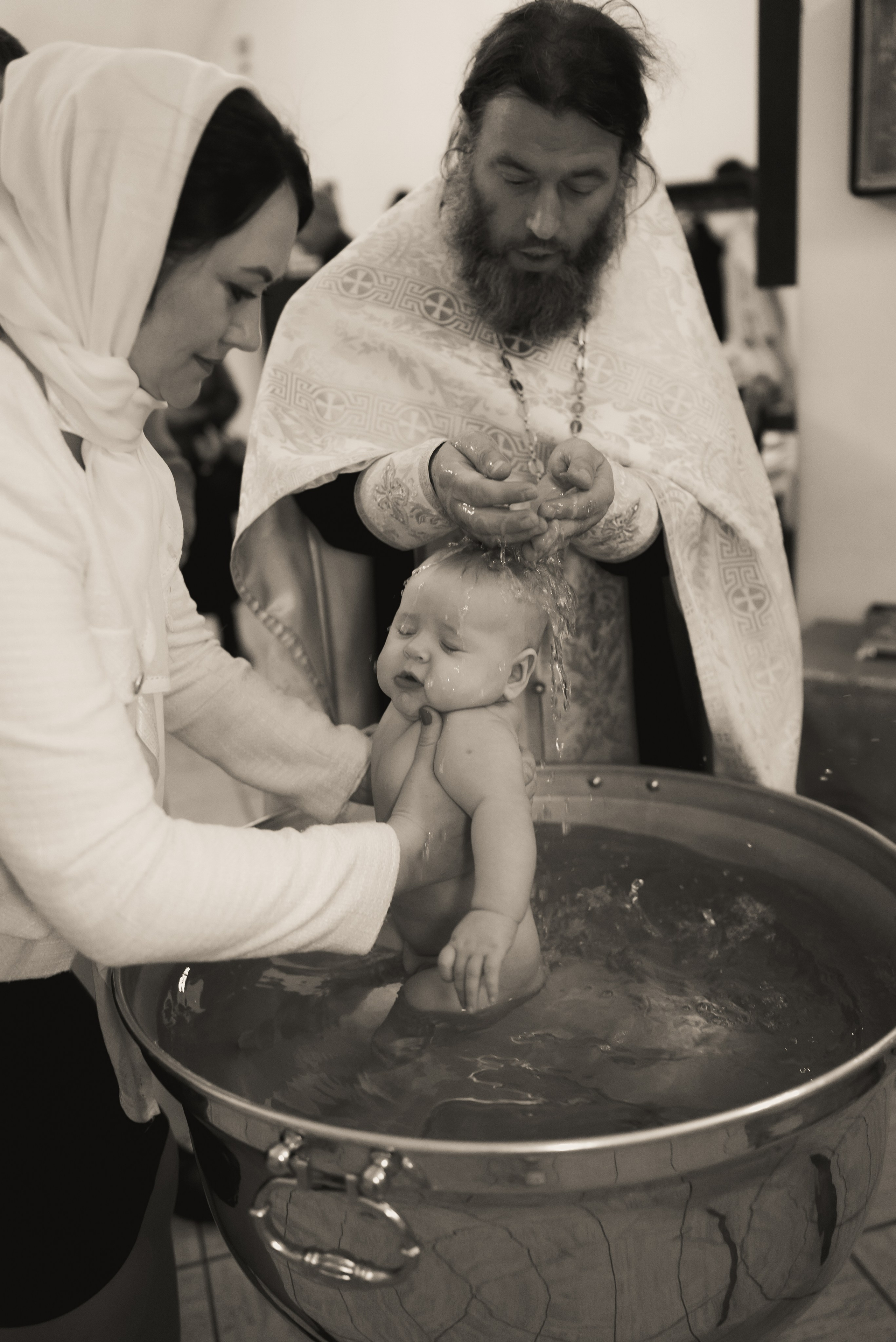 Крещение в храме Серафима Саровского  в Раеве г. Москва. Фотограф Ксения Огородова портфолио