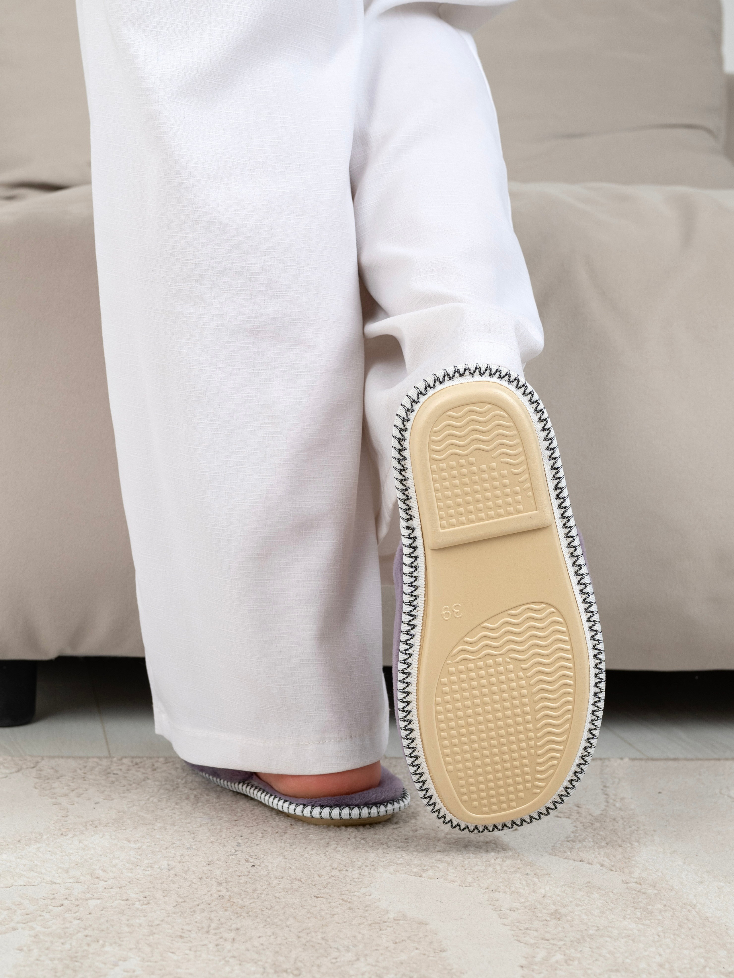 Меховые тапочки. Предметный фотограф, фото для маркетплейсов Пятигорск, КМВ