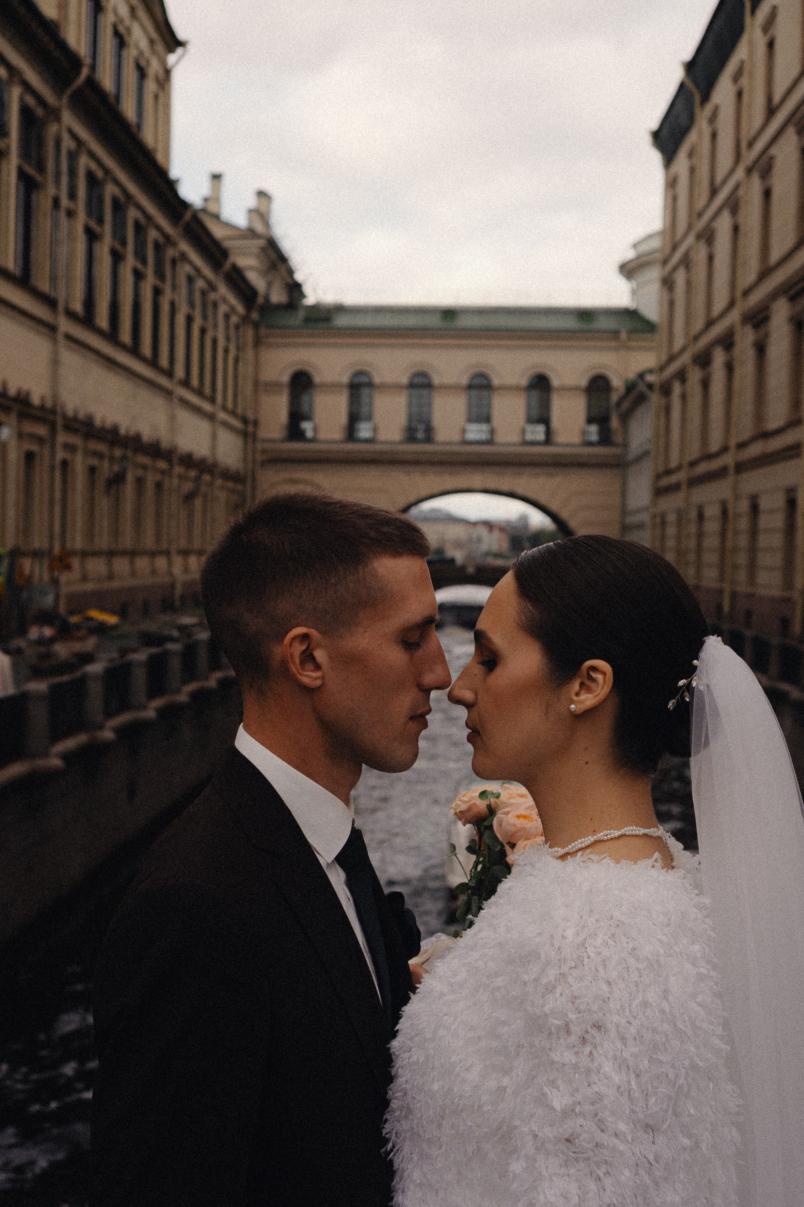 СВАДЕБНАЯ ПРОГУЛКА В САНТК-ПЕТЕРБУРГЕ (ИСАКИЕВСКИЙ СОБОР, ЗИМНЯЯ КАНАВКА, ЭРМИТАЖ И БОЛЬШАЯ МОРСКАЯ УЛИЦА). Профессиональный фотограф, Санкт-Петербург — Виктория Богомолова