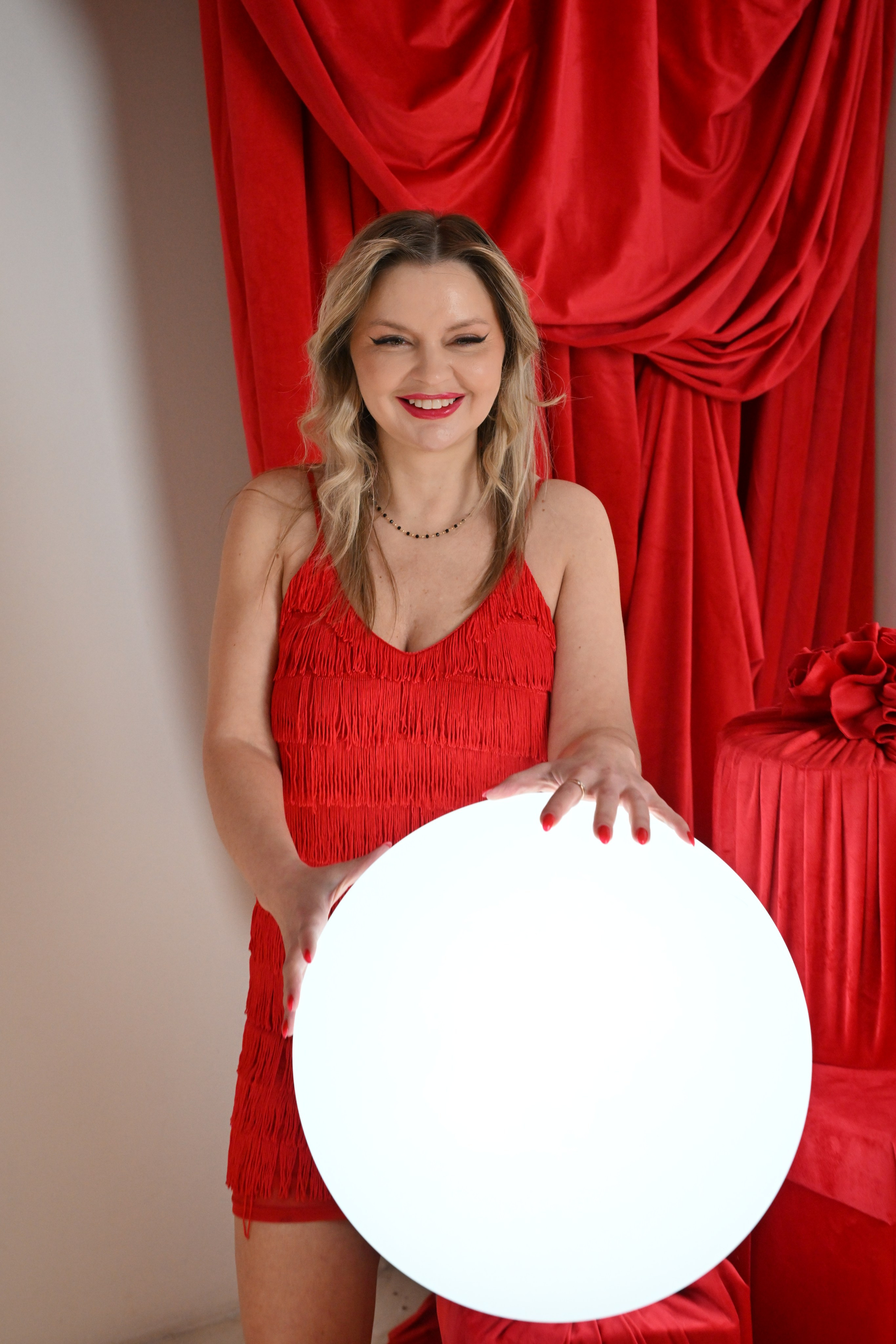 КРАСНАЯ КОМНАТА КСЕНИЯ СЕМЕНЦОВА. Фотограф в Санкт-Петербурге Сафронов Николай