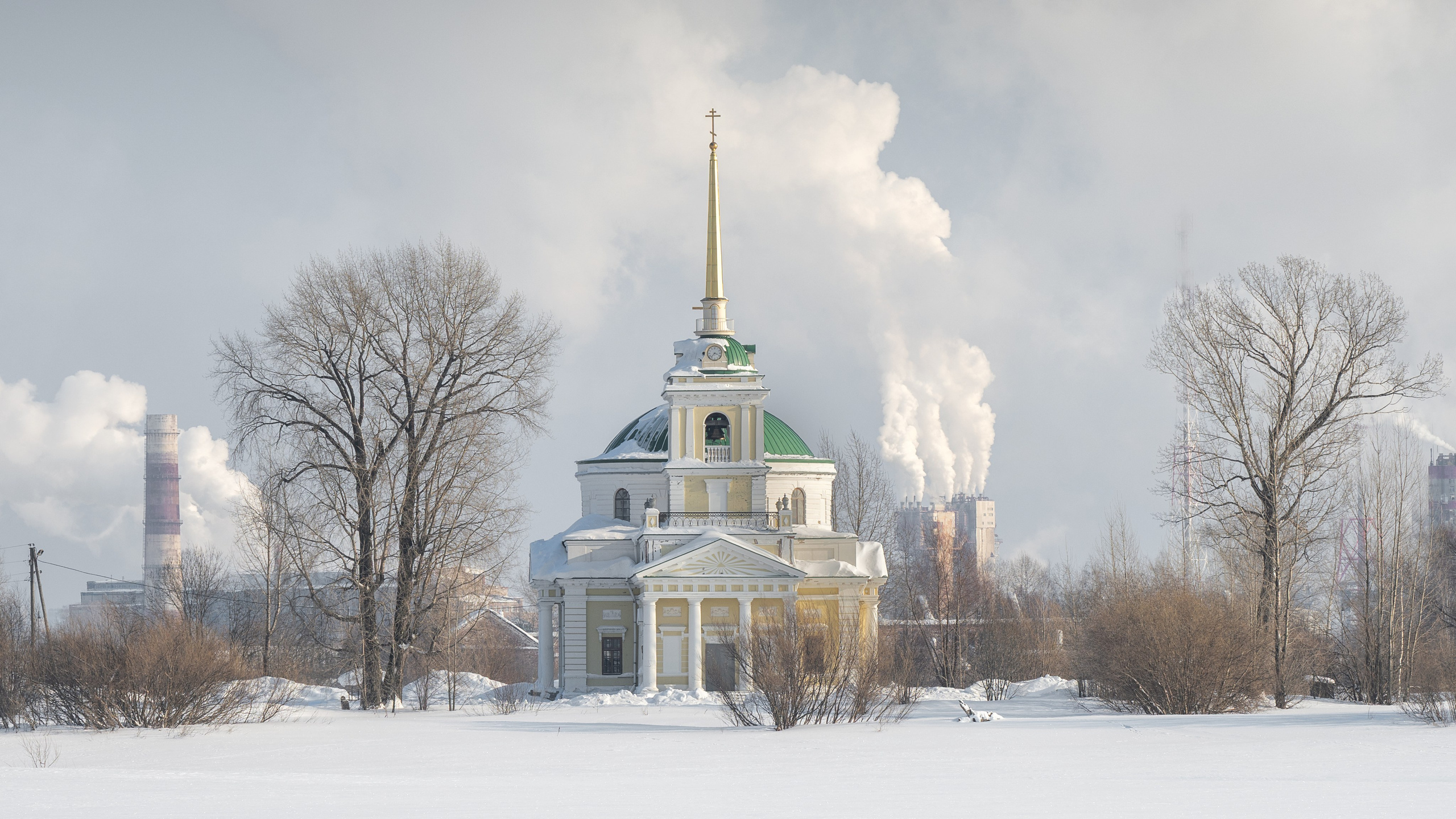 Никольская церковь в Усолье на фоне дымящих заводских труб и чистого снега
