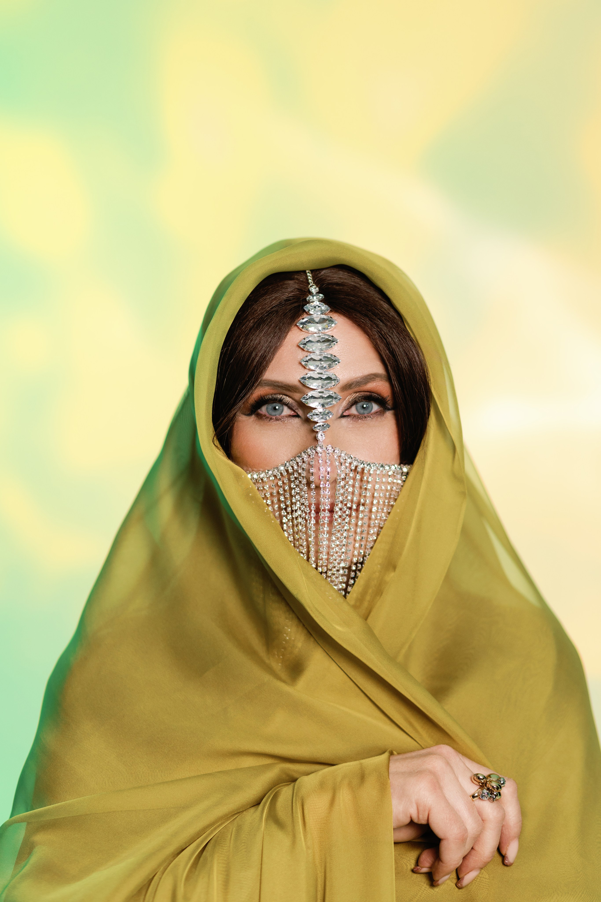 Фотосессия восточная женщина - крупный план, детали образа и украшений на лице.