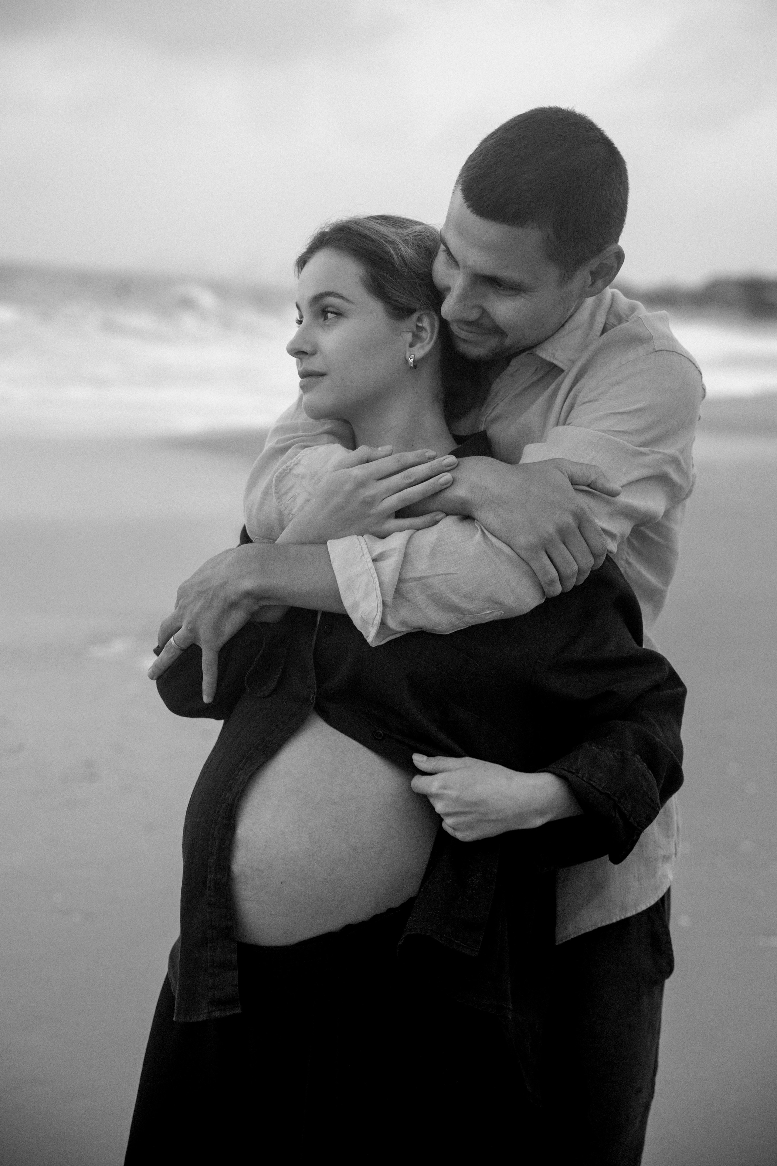 Pregnancy photoshoot near the sea (cloudy weather). Главная