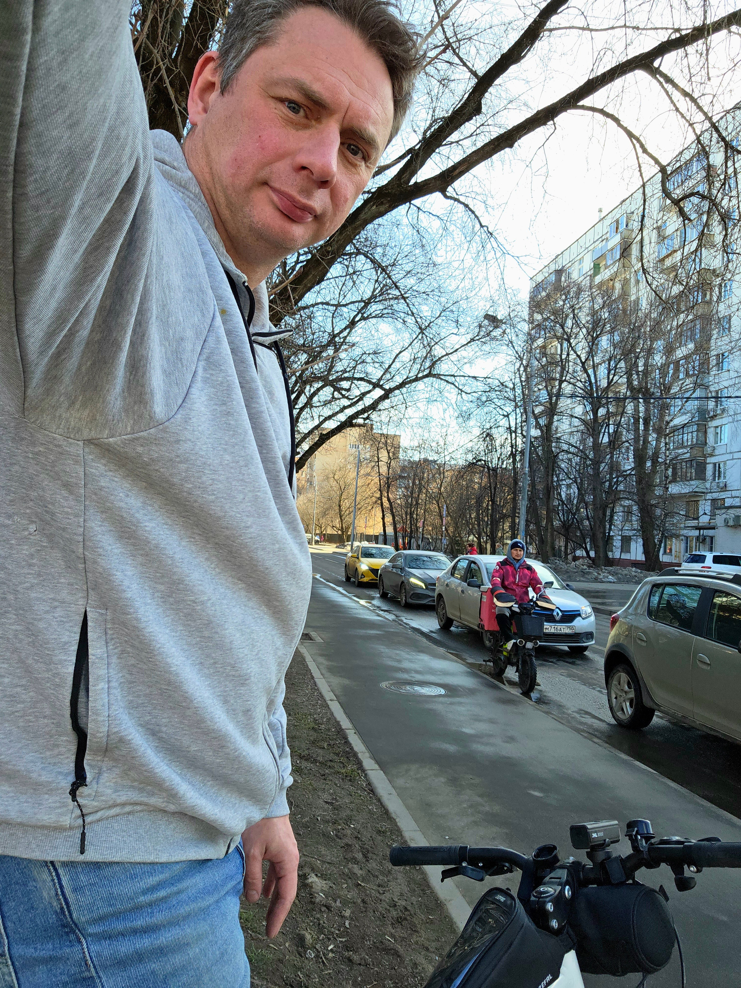 Мы не одиноки. Курьеры колесили по городу всю зиму