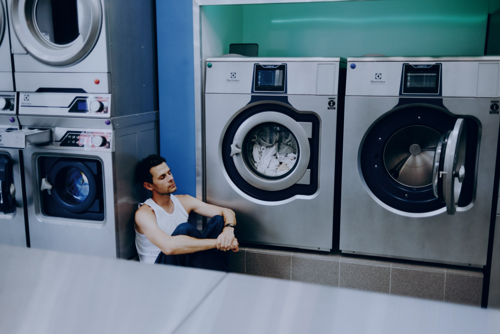 Кинематографичная мужская фотосессия в прачечной — Тюмень. Фотограф Дарья Мустафина, Тюмень