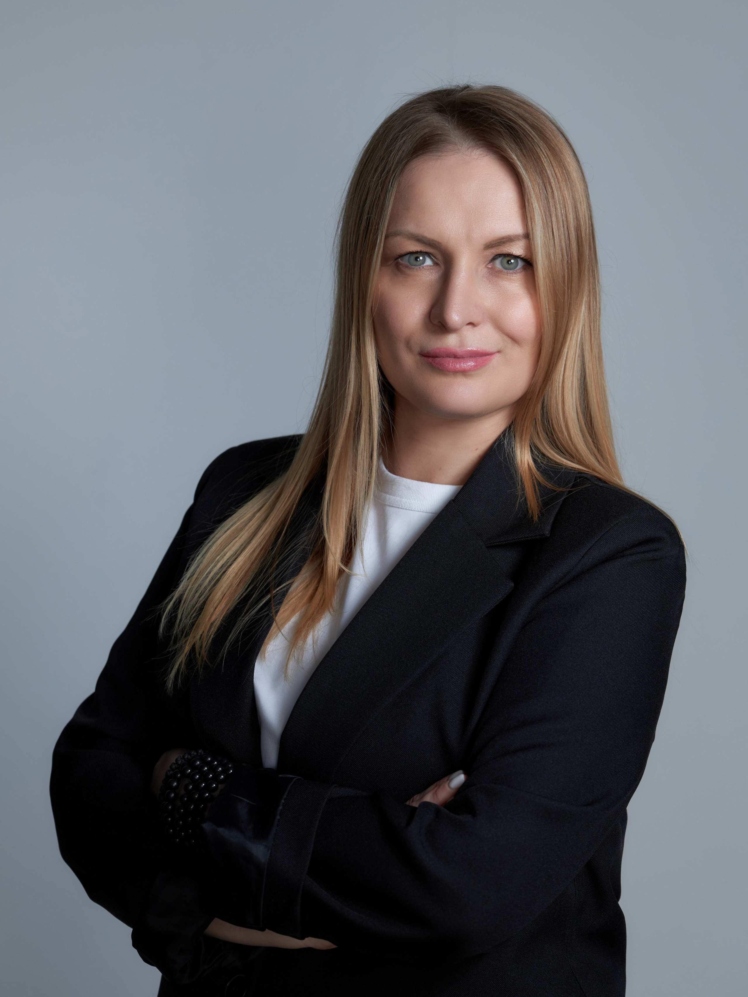 Бизнес-портрет энергопрактика в черном пиджаке на белом фоне