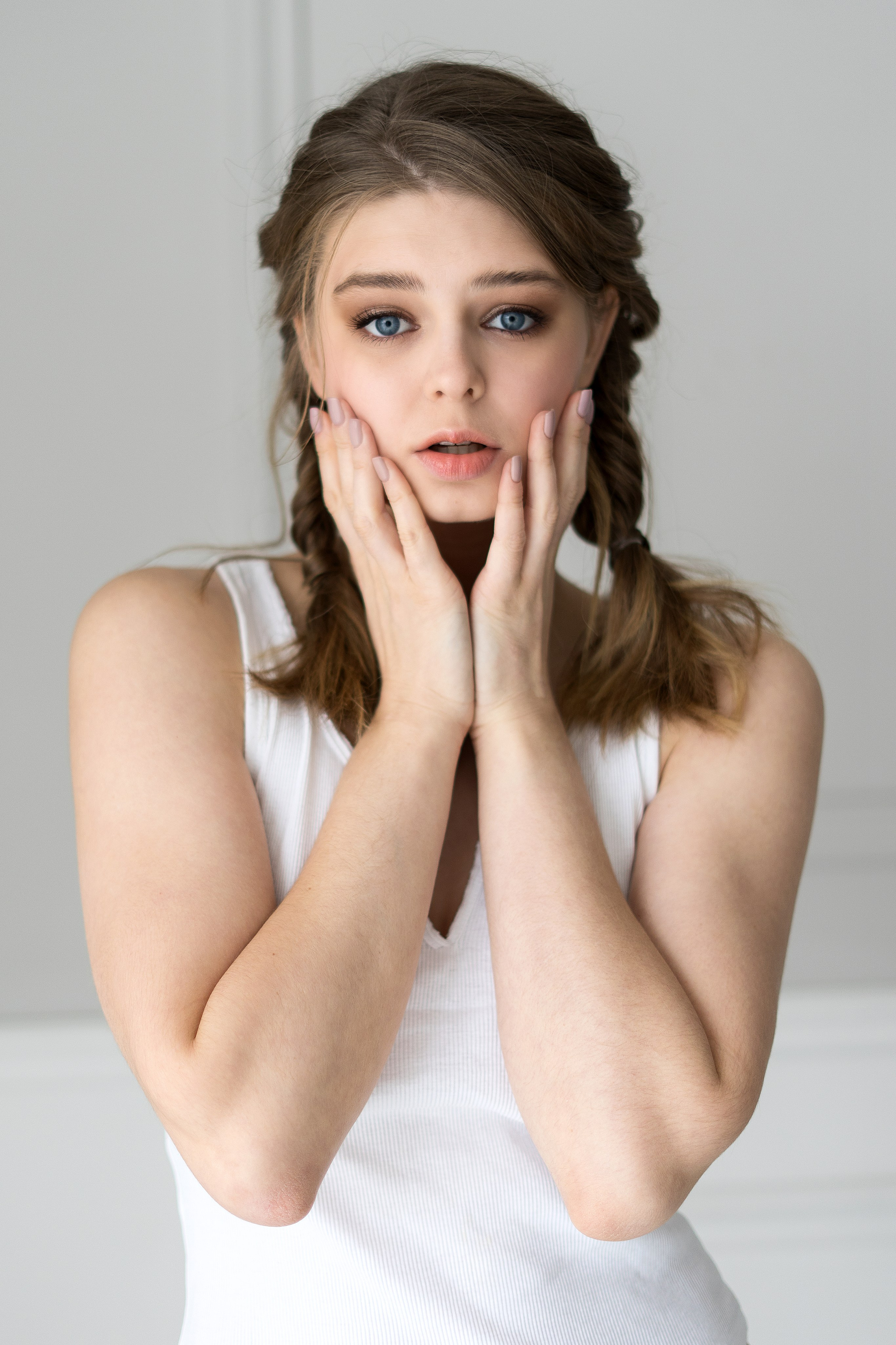 Портрет девушки с косичками