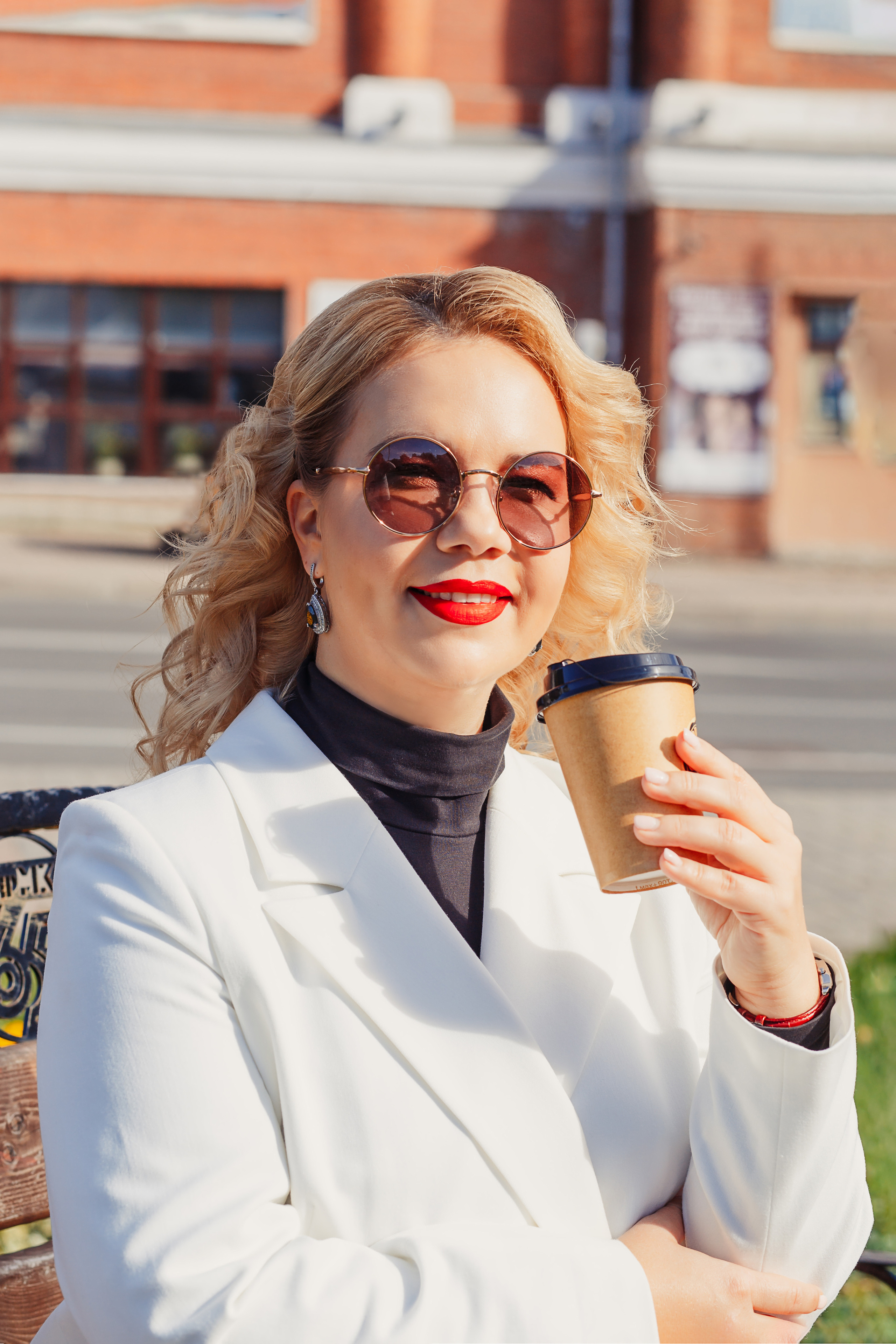 Фотосессия в Череповце, фотограф Катерина Сысуева, женское фото, в Москве, женский портрет, девушка сидит на скамейке, девушка пьет кофе, rina_sphoto, фотограф Катерина Сысуева, Рина Сысуева,  женский фотограф Москва,  профессиональный фотограф москва, бизнес портрет,свадебное фото, семейный фотосессия