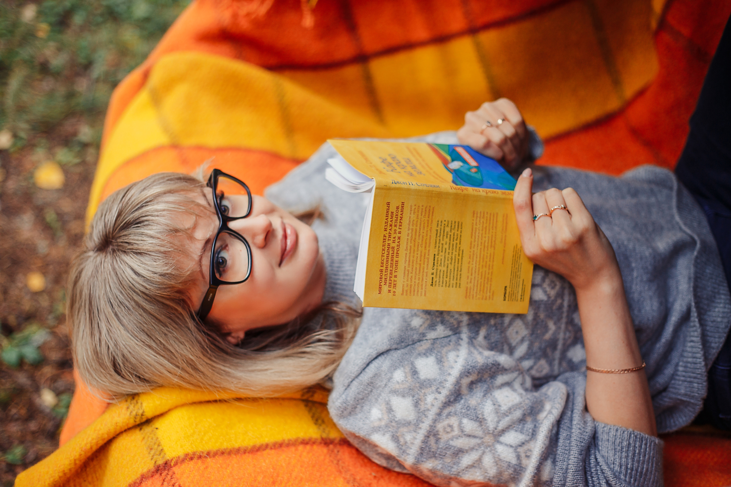 Девушка лежит с книгой, фотограф Катерина Сысуева, rina_sphoto, фотограф в Москве, женский фотограф в Москве, rina_sphoto, фотограф Катерина Сысуева, Рина Сысуева,  женский фотограф Москва,  профессиональный фотограф москва, бизнес портрет,свадебное фото, семейный фотосессия
