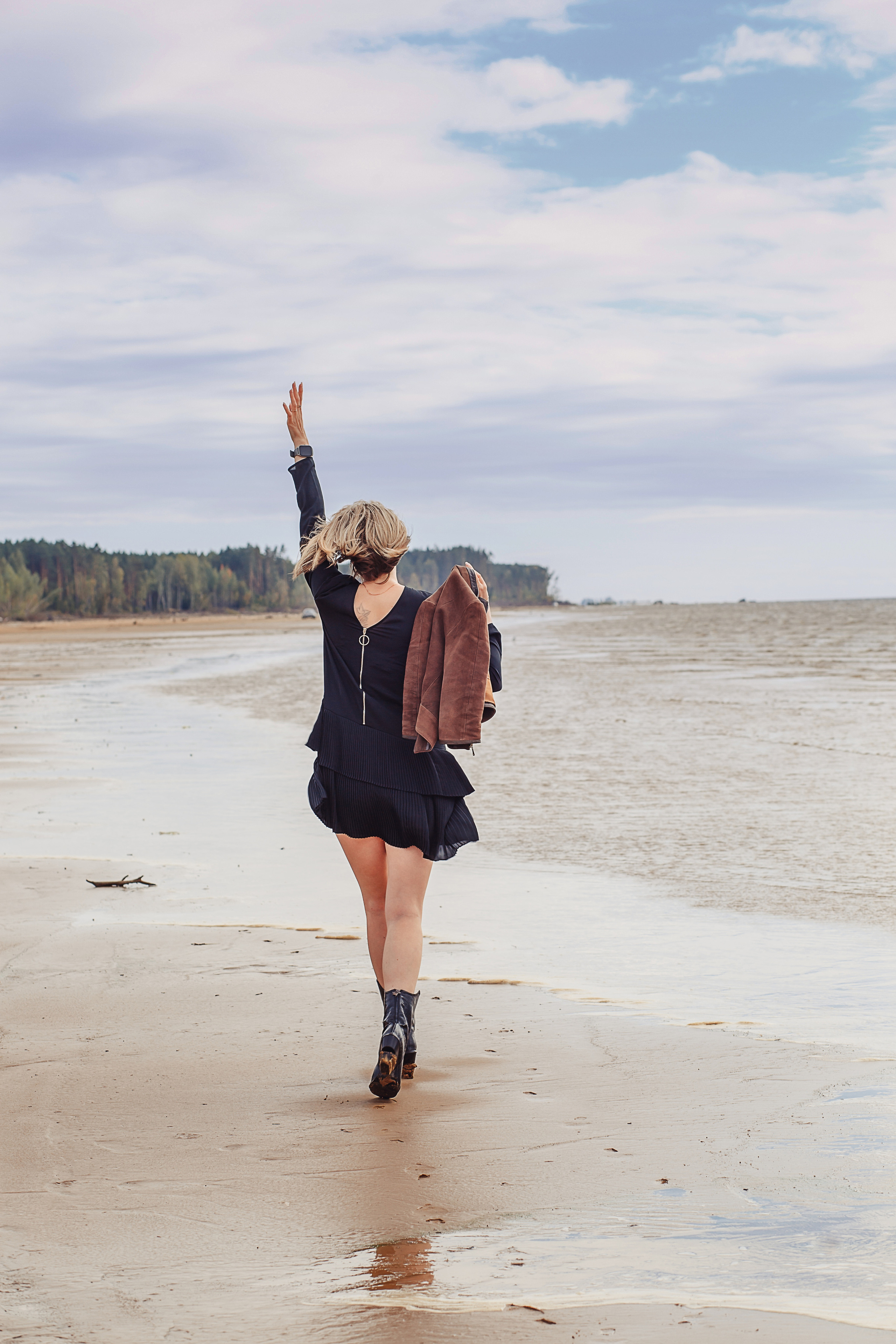 Девушка идет по берегу, фотограф Катерина Сысуева, rina_sphoto, фотограф в Москве, женский фотограф в Москве, rina_sphoto, фотограф Катерина Сысуева, Рина Сысуева,  женский фотограф Москва,  профессиональный фотограф москва, бизнес портрет,свадебное фото, семейный фотосессия