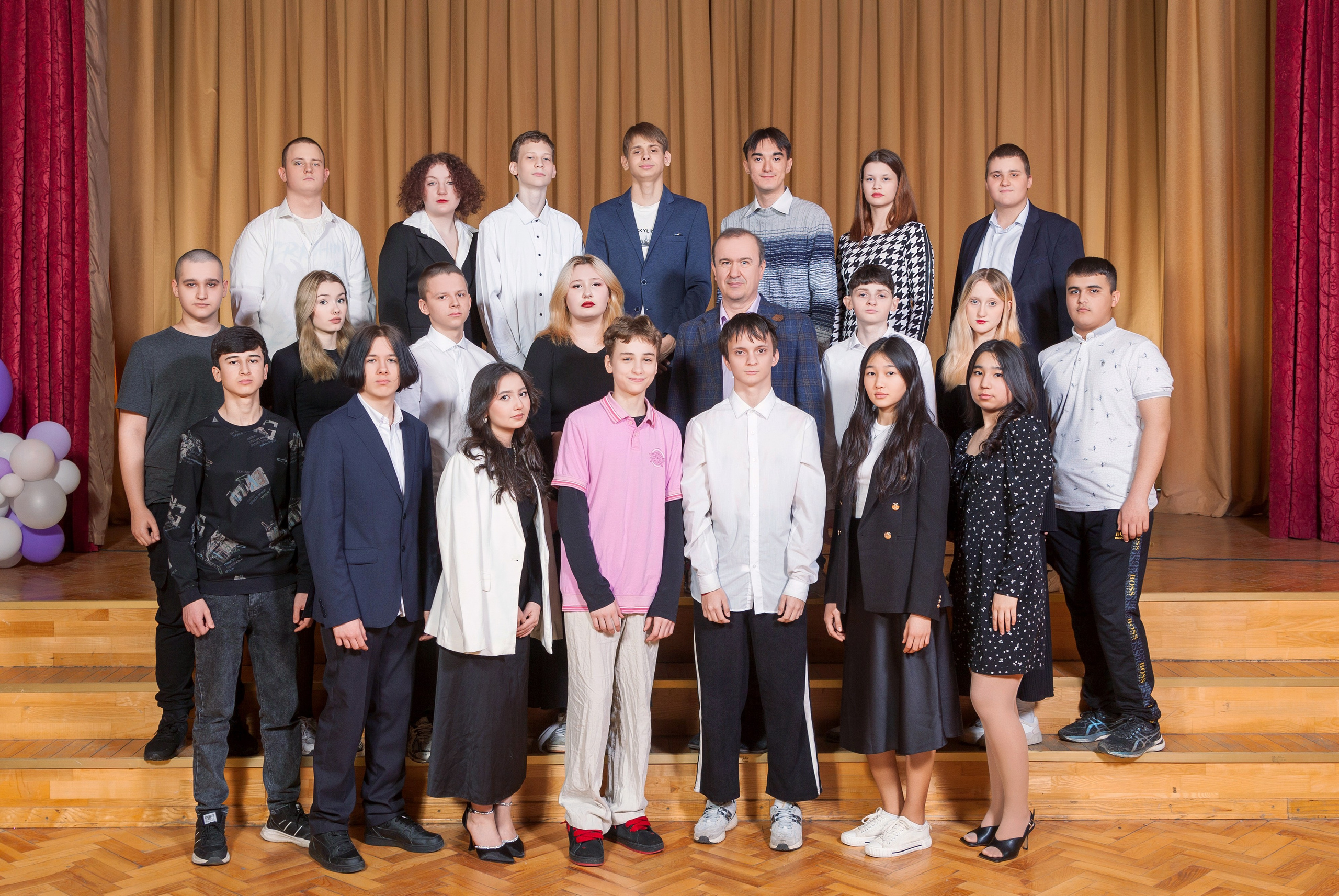 Общая фотография 11 класса снятая в актовом зале школы