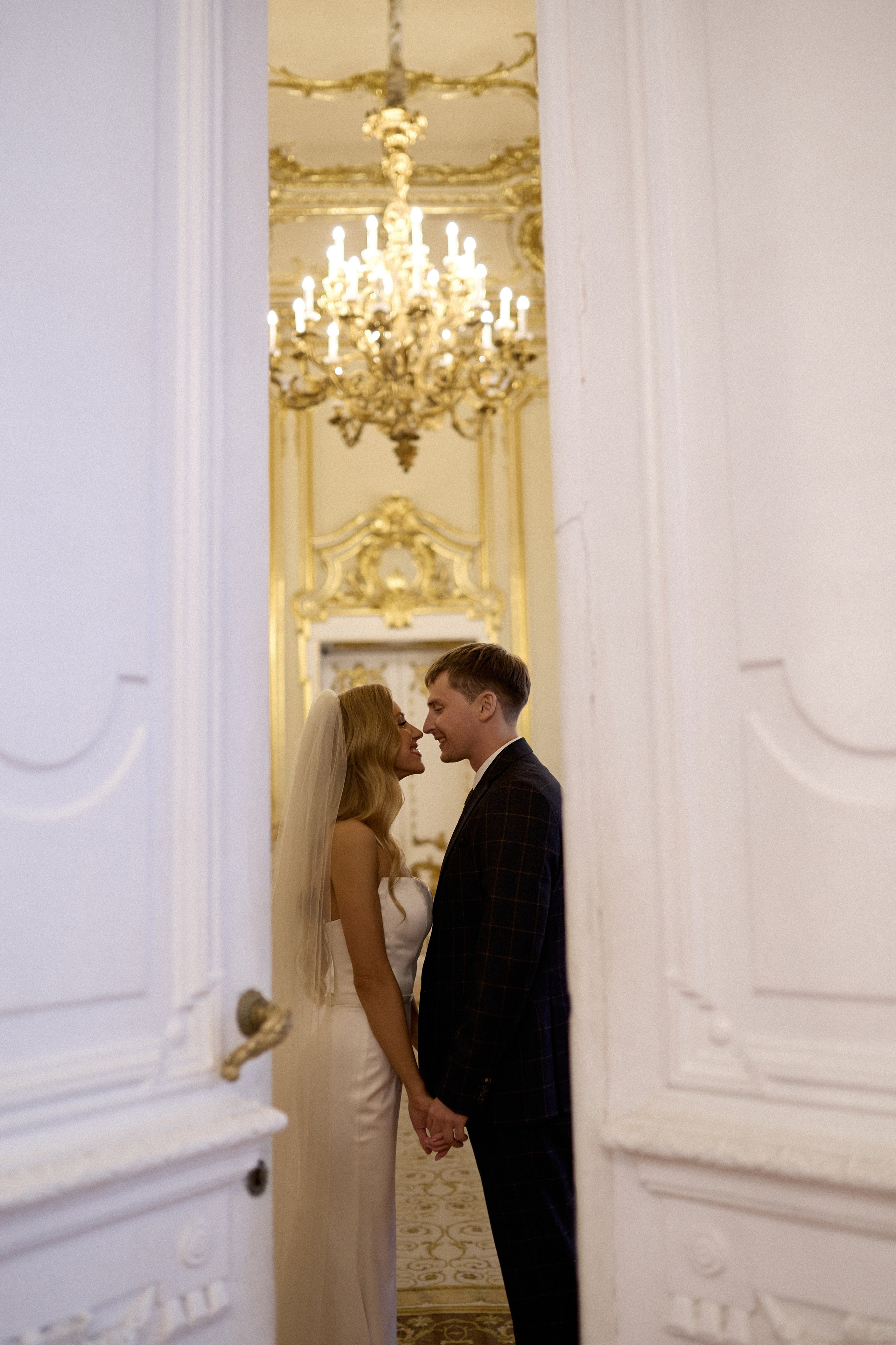 Свадебная фотосессия в Дворце Бракосочетания № 1. Сестры Карабаза. Фотографы и ретушеры в Москве и Санкт-Петербурге