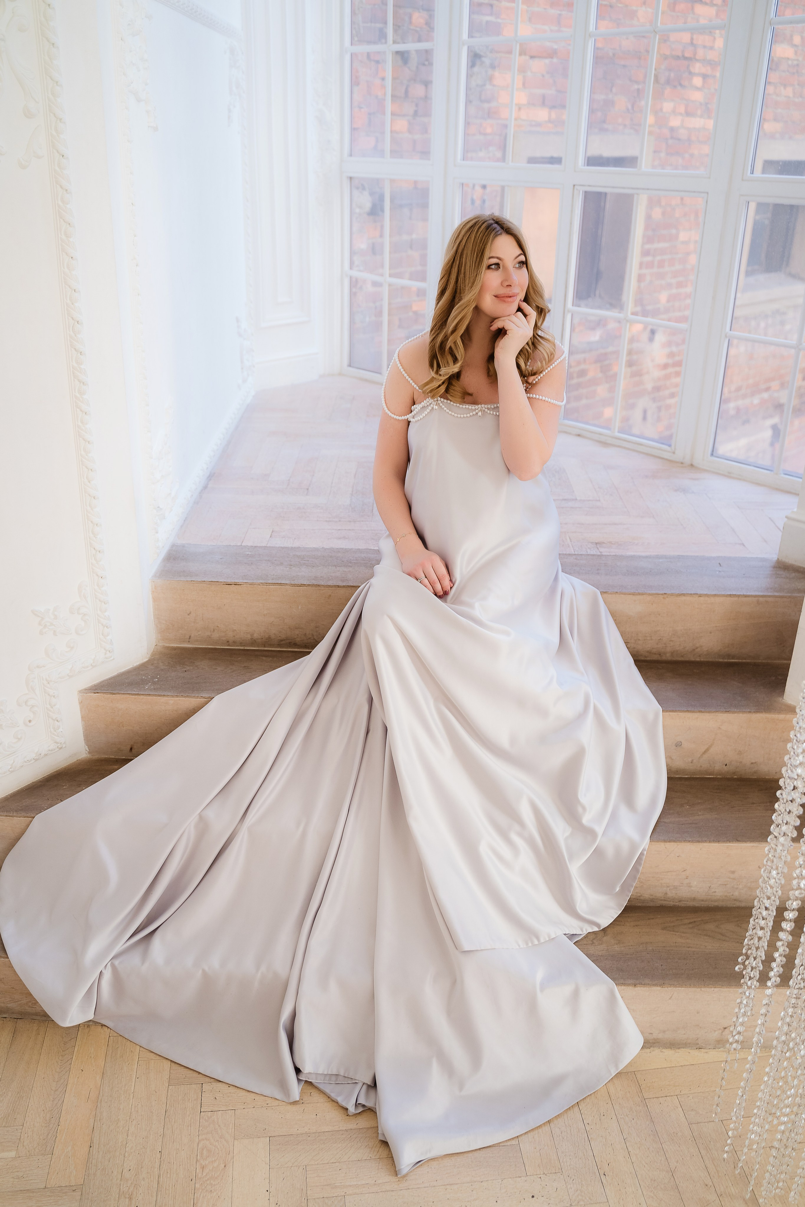 фотосессия беременности в длинном шелковом  платье с бусинами