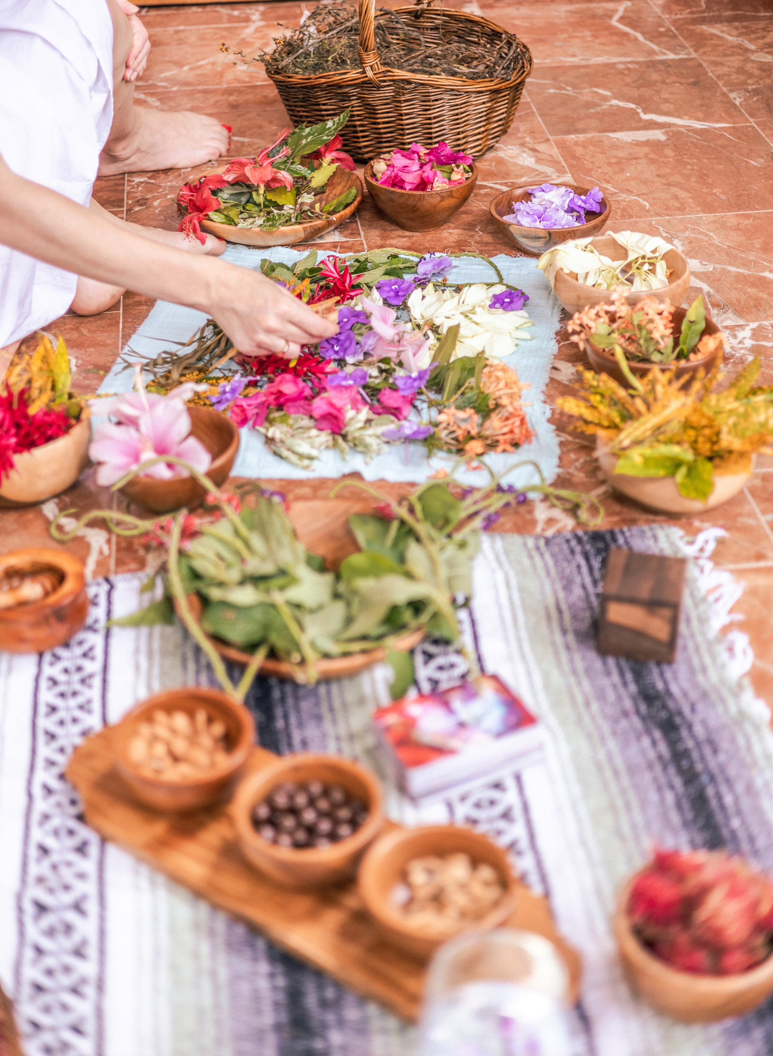 Swaddling practice by Nana. Family, portrait, content photo in Costa Rica Evgeniya Besprozvannykh