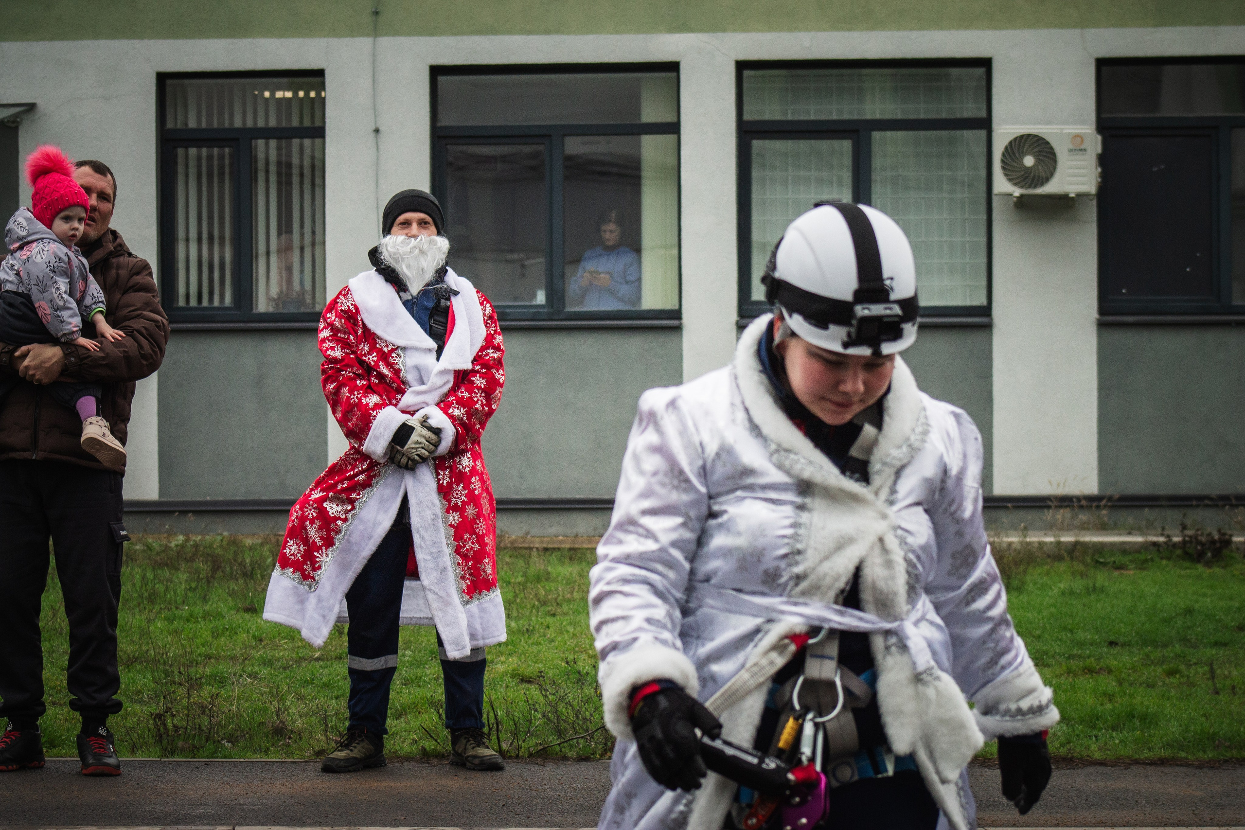 ВСКС. Десант Дедов Морозов. Илья Чемис — Фотограф в Мариуполе