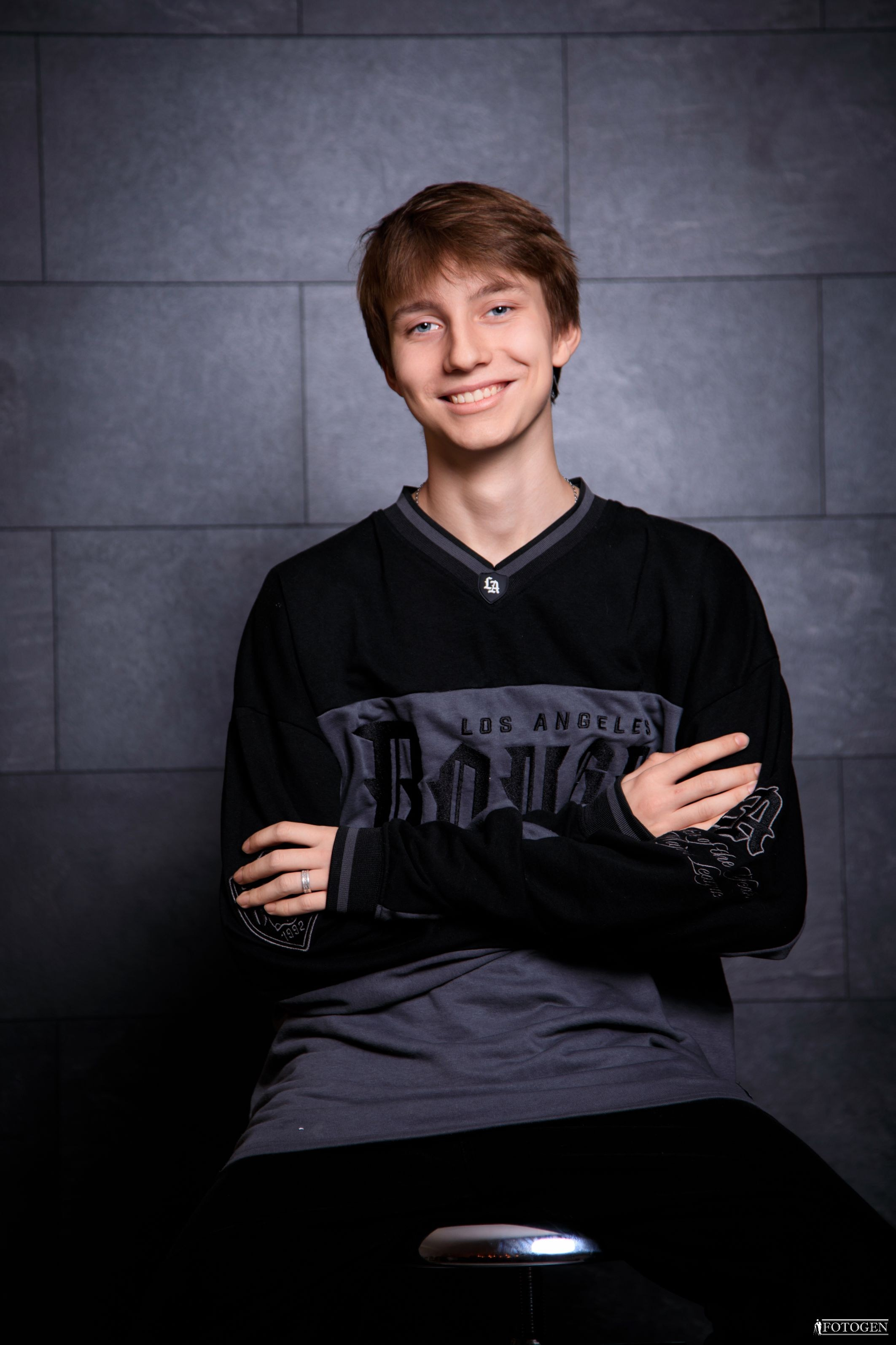 Профессиональная мужская фотосессия в Fotogen: Ваша история в кадре. Интерьерная фотостудия FOTOGEN г. Краснодар