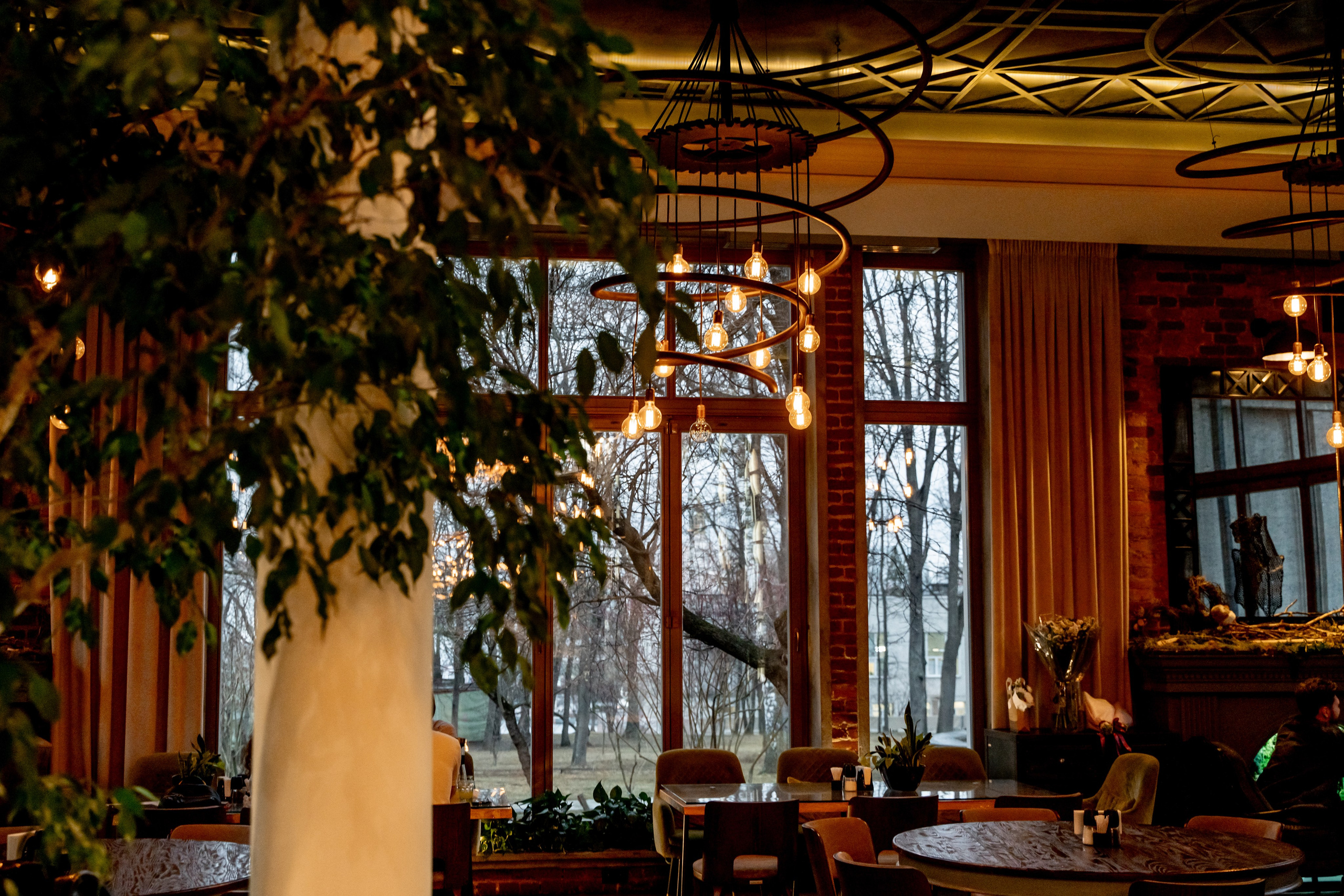 Свадебный фотограф в Москве. Свадебный фотограф Видное, Бутово, Домодедово, Щербинка, Царицыно. Свадебная фотосессия и сборы невесты в отеле Soluxe. Регистрация брака во дворце бракосочетания ВДНХ. Свадьба на ВДНХ. Свадебная фотосессия с ретро автомобилем Чайка. 