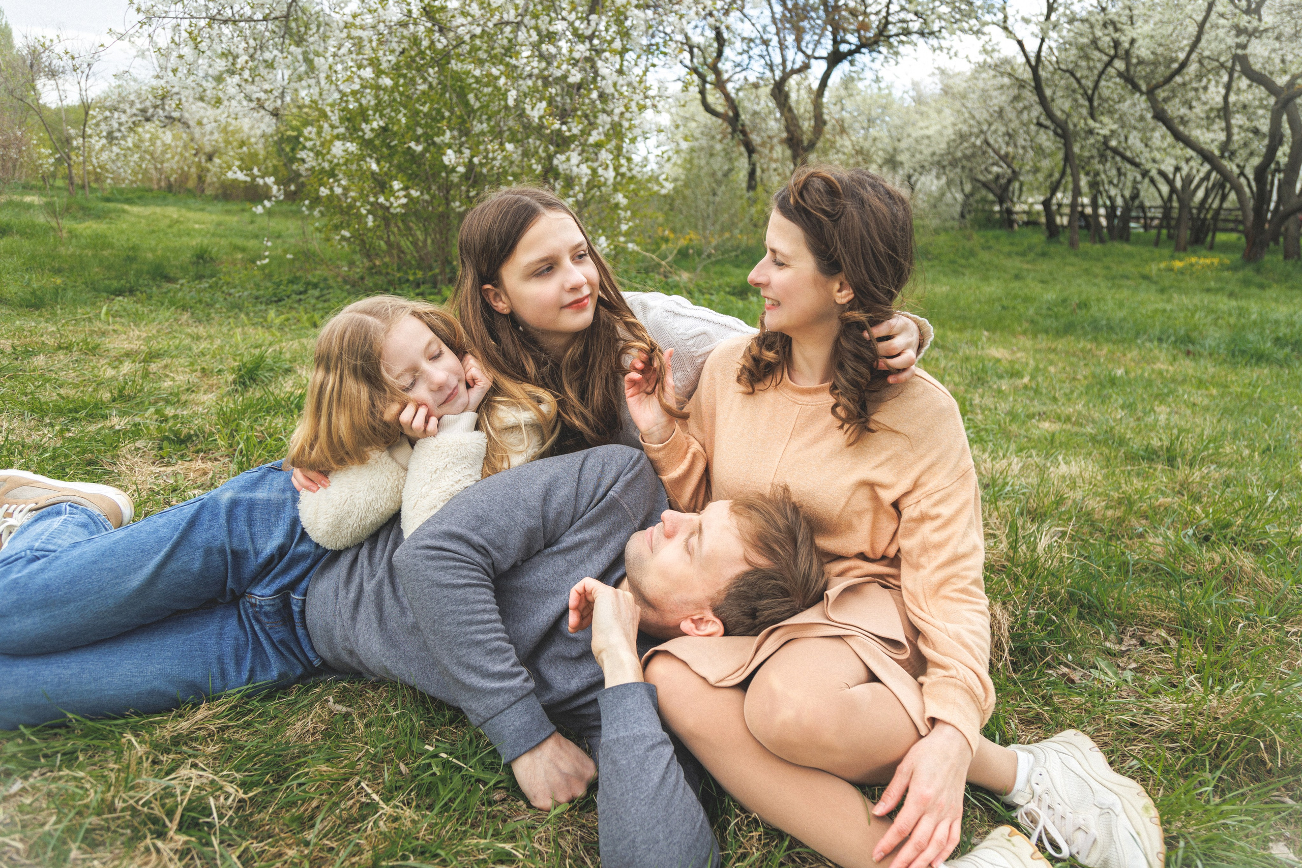 Семейная фотосессия в цветении Москва. Семейный фотограф в Москве Влада Лунина