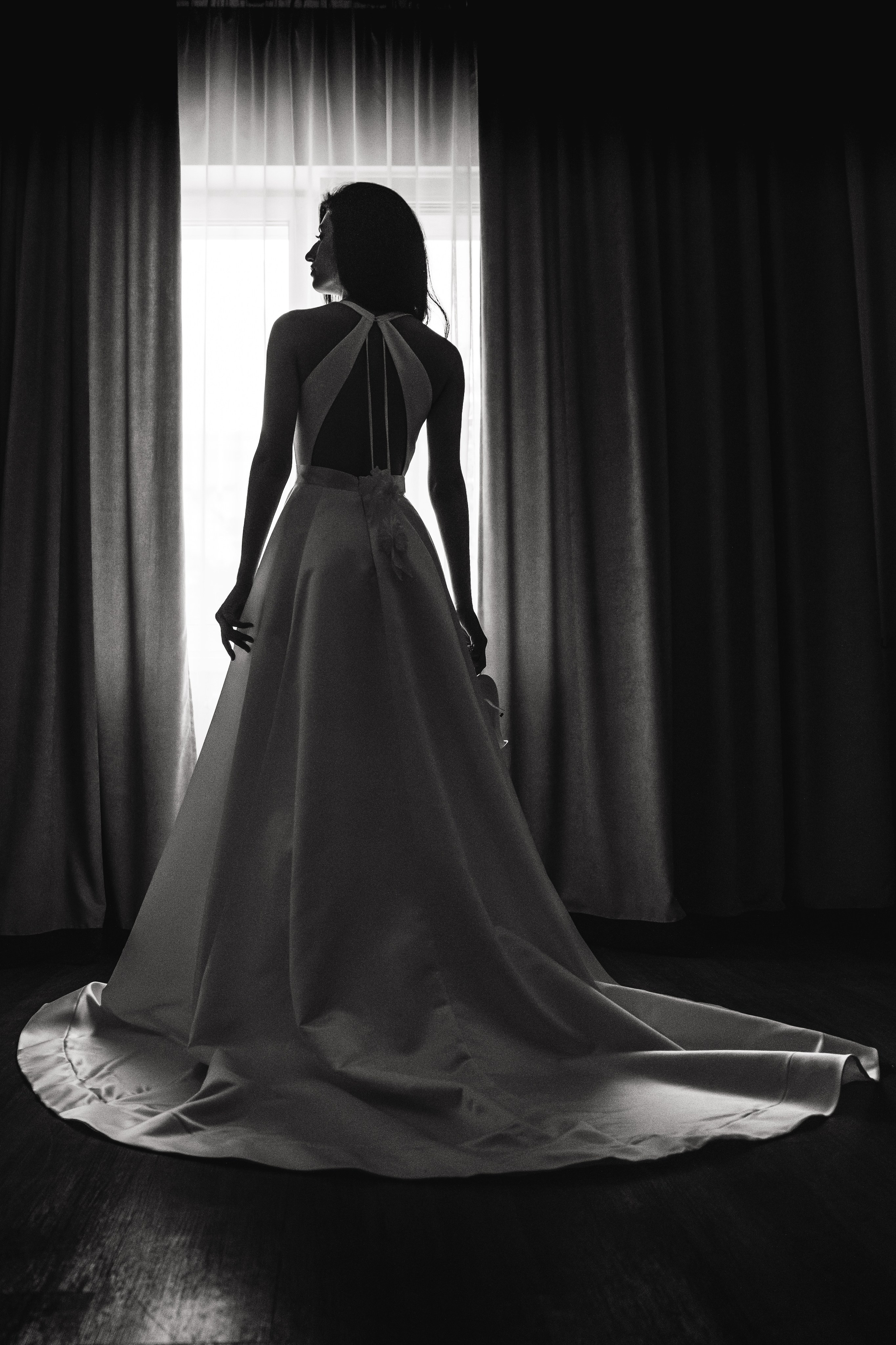 Невеста в платье на сборах.