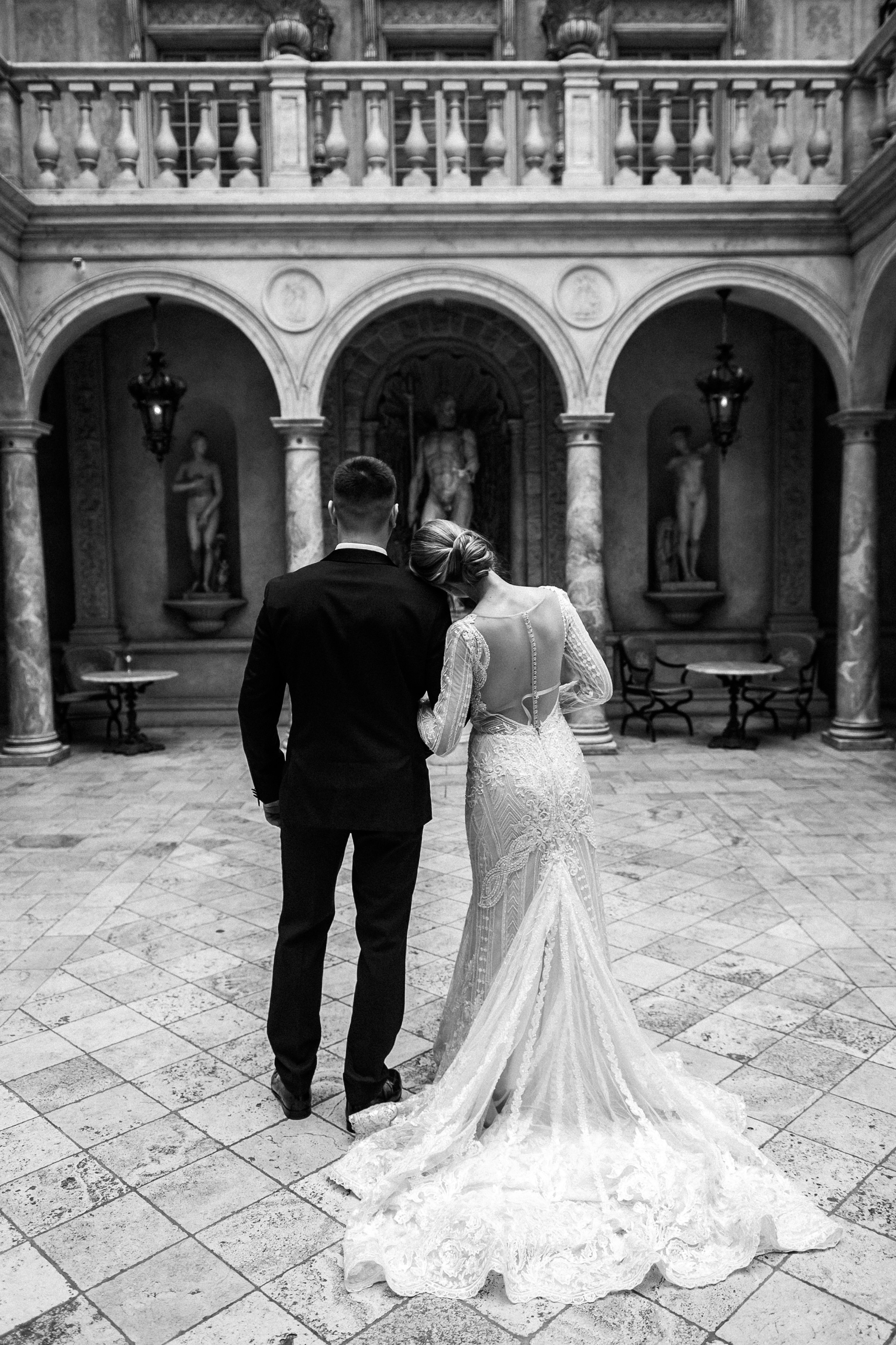 Черно-белый свадебный снимок в ресторане Турандот