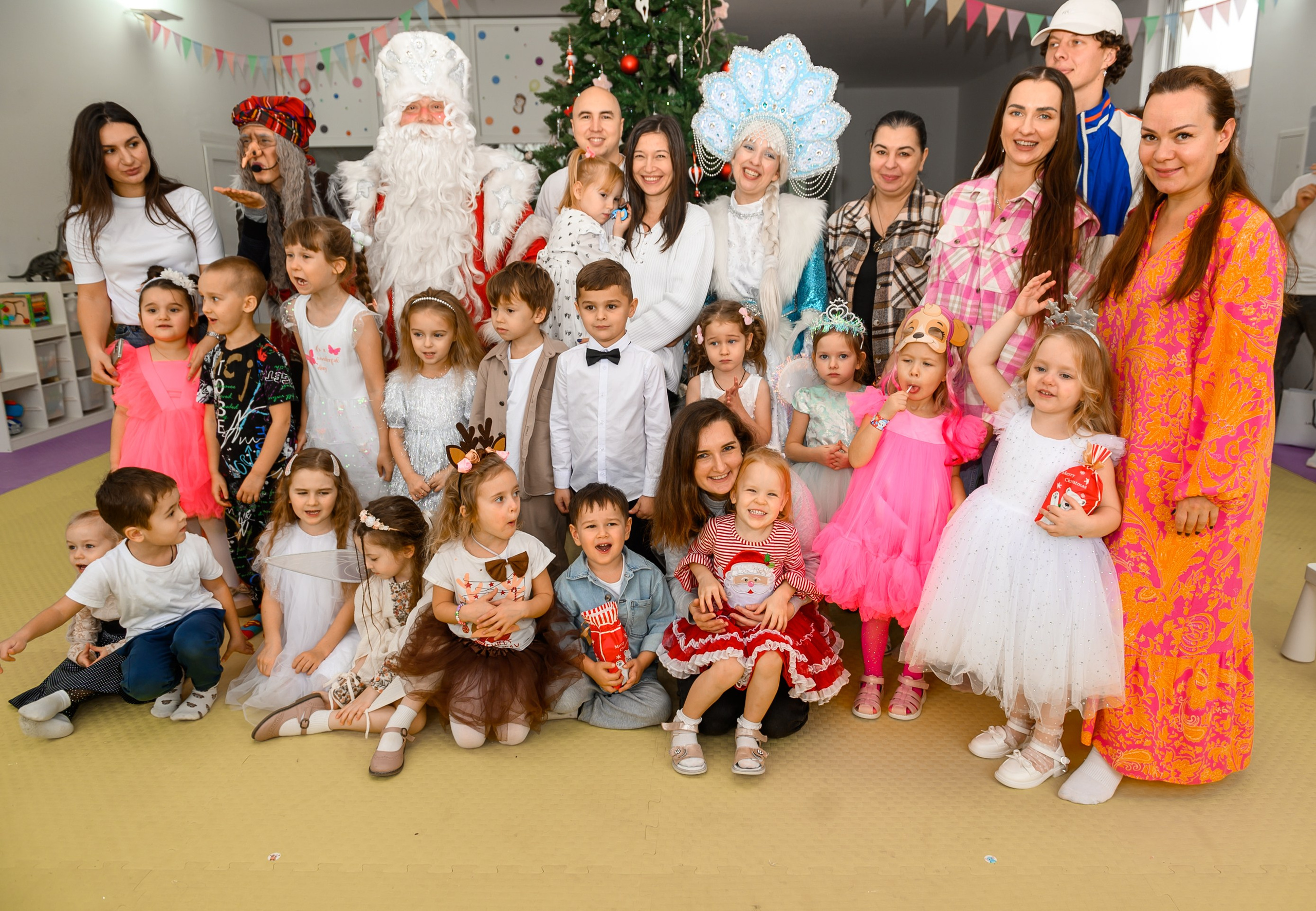 Елка 2025 в детском саду Мишка клуб. Свадебный и семейный фотограф София Невская