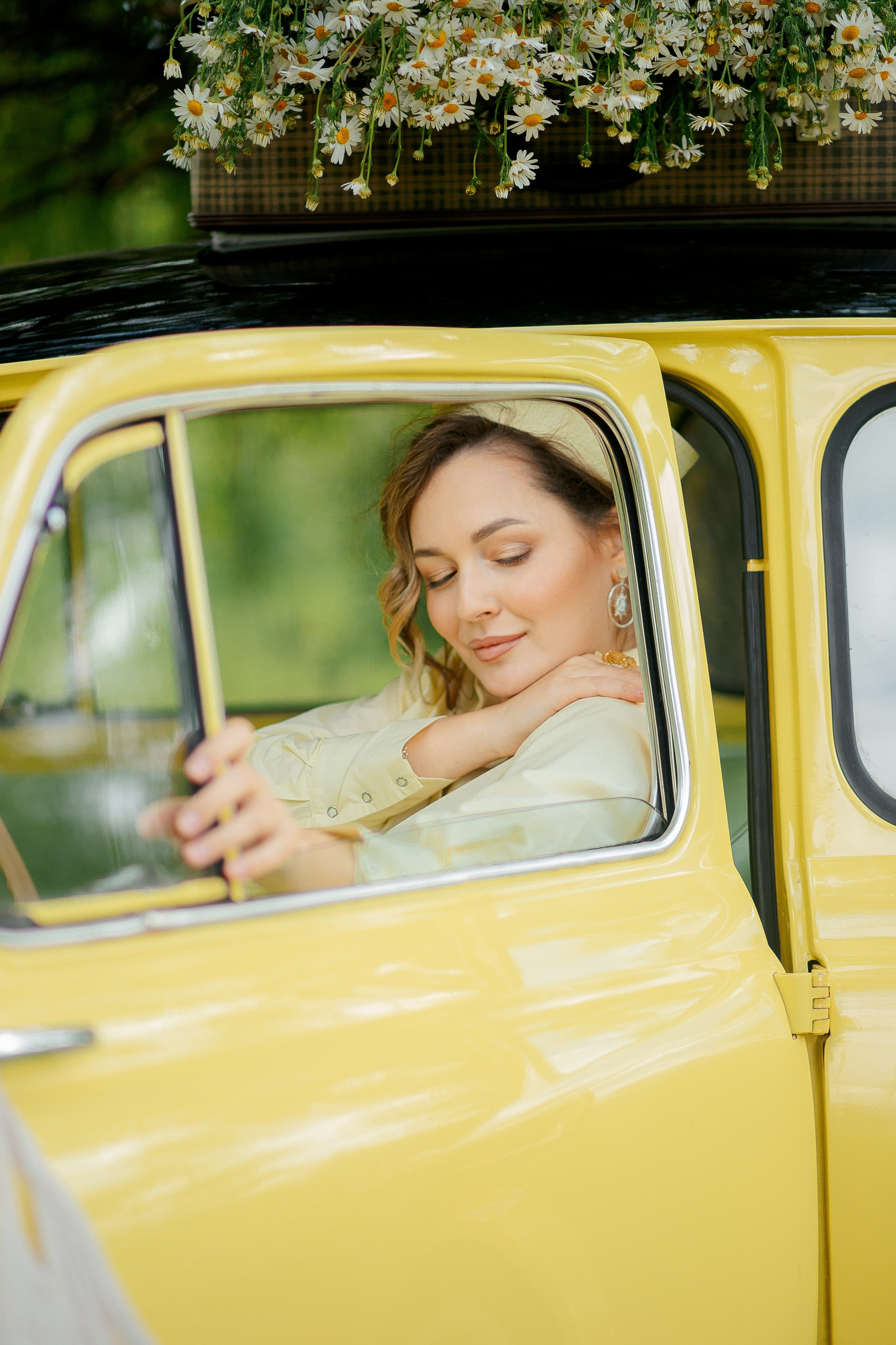 Ретро машинка с ромашками. Семейный детский фотограф. Фотосессия в Минске