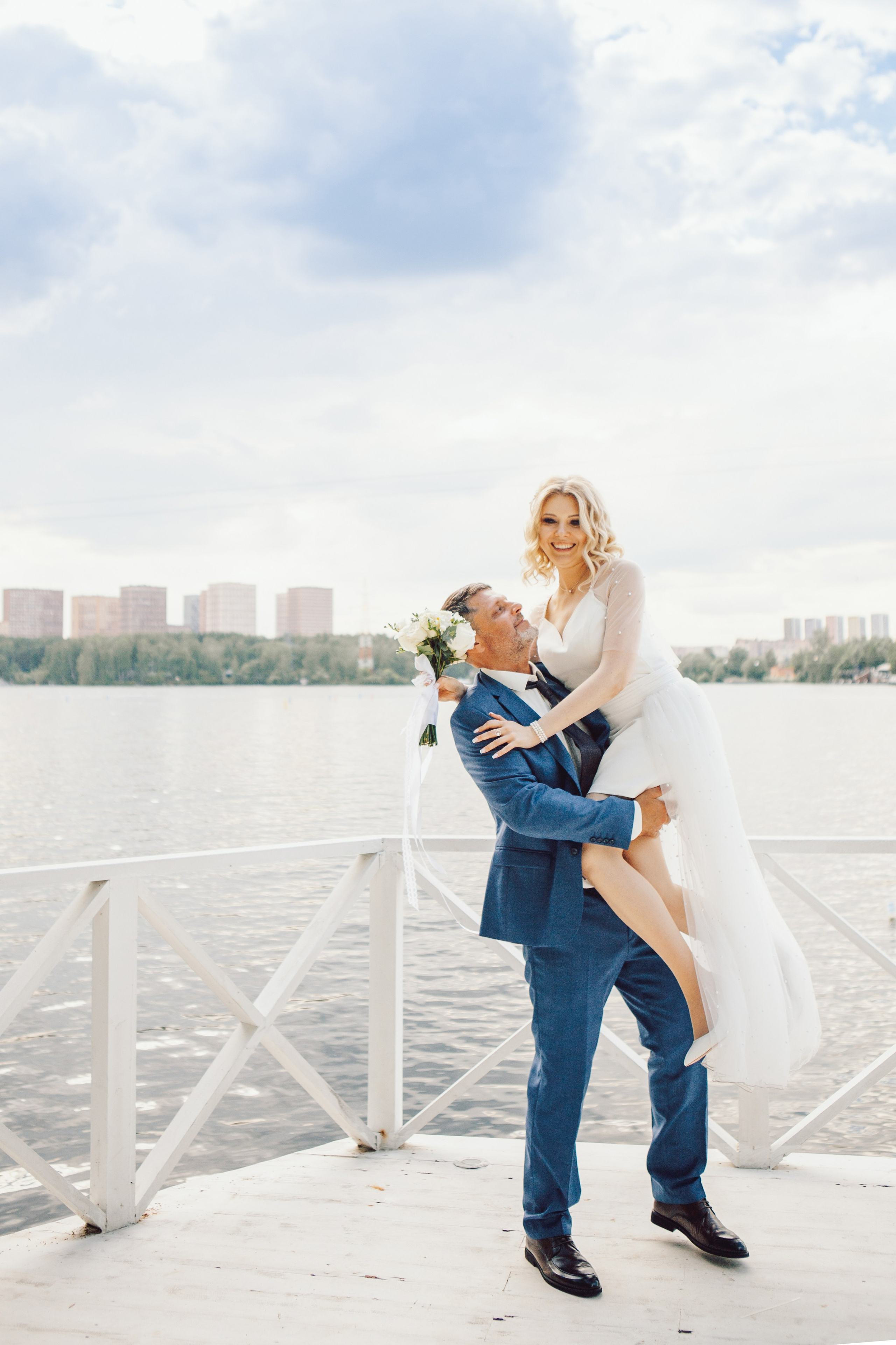 Фотосессия молодоженов на пляже Рублево. Фотограф Ольга Ефремова